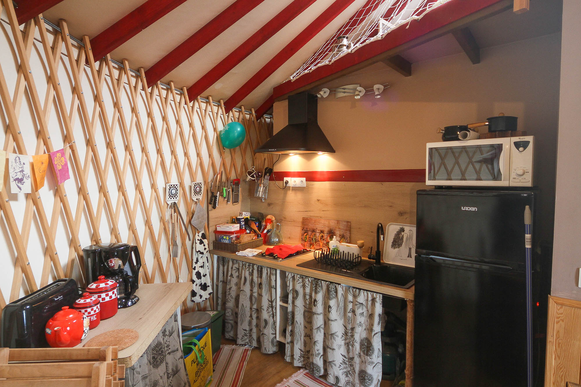 Yourte avec Spa privé — Séjour insolite à l'Isère à Saint-Quentin-sur-Isère — cuisine