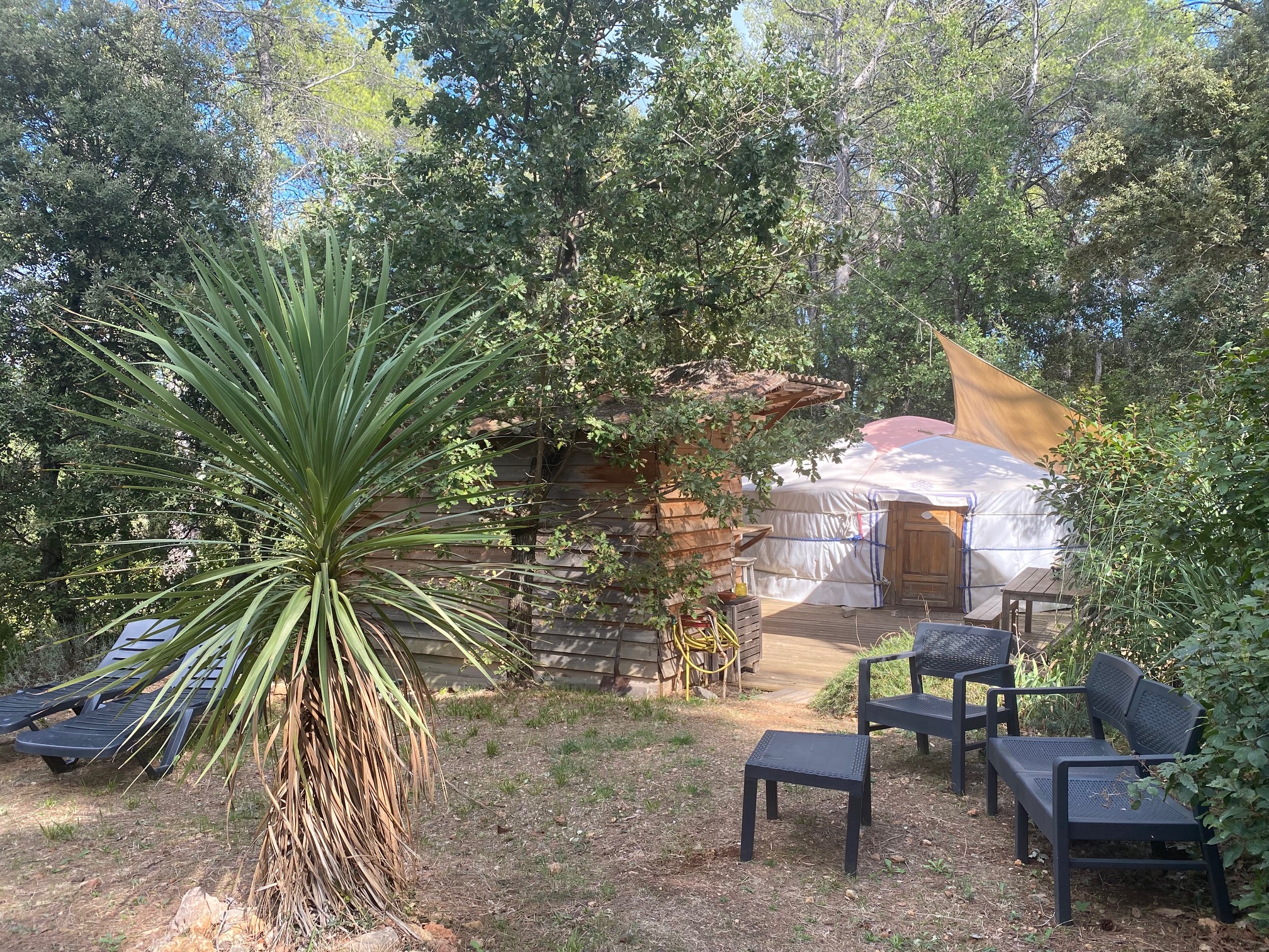 Séjournez dans une yourte en Provence avec piscine