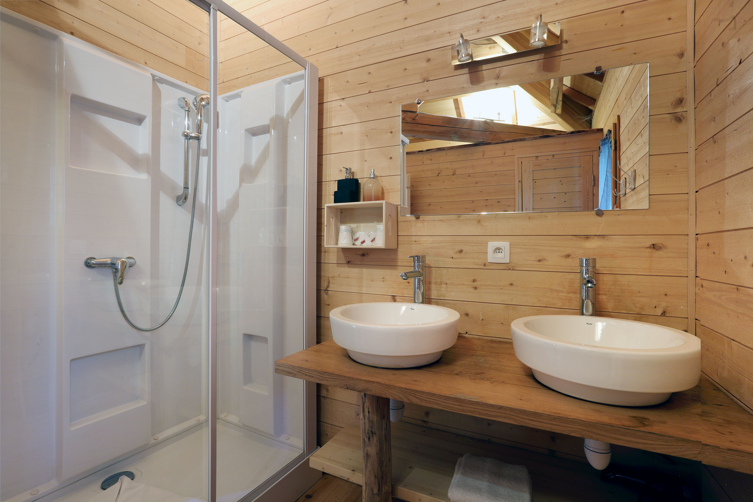 Lodge Luxe — Cabane dans les arbres perchée à 6m en Haute-Savoie à Larringes — chambre