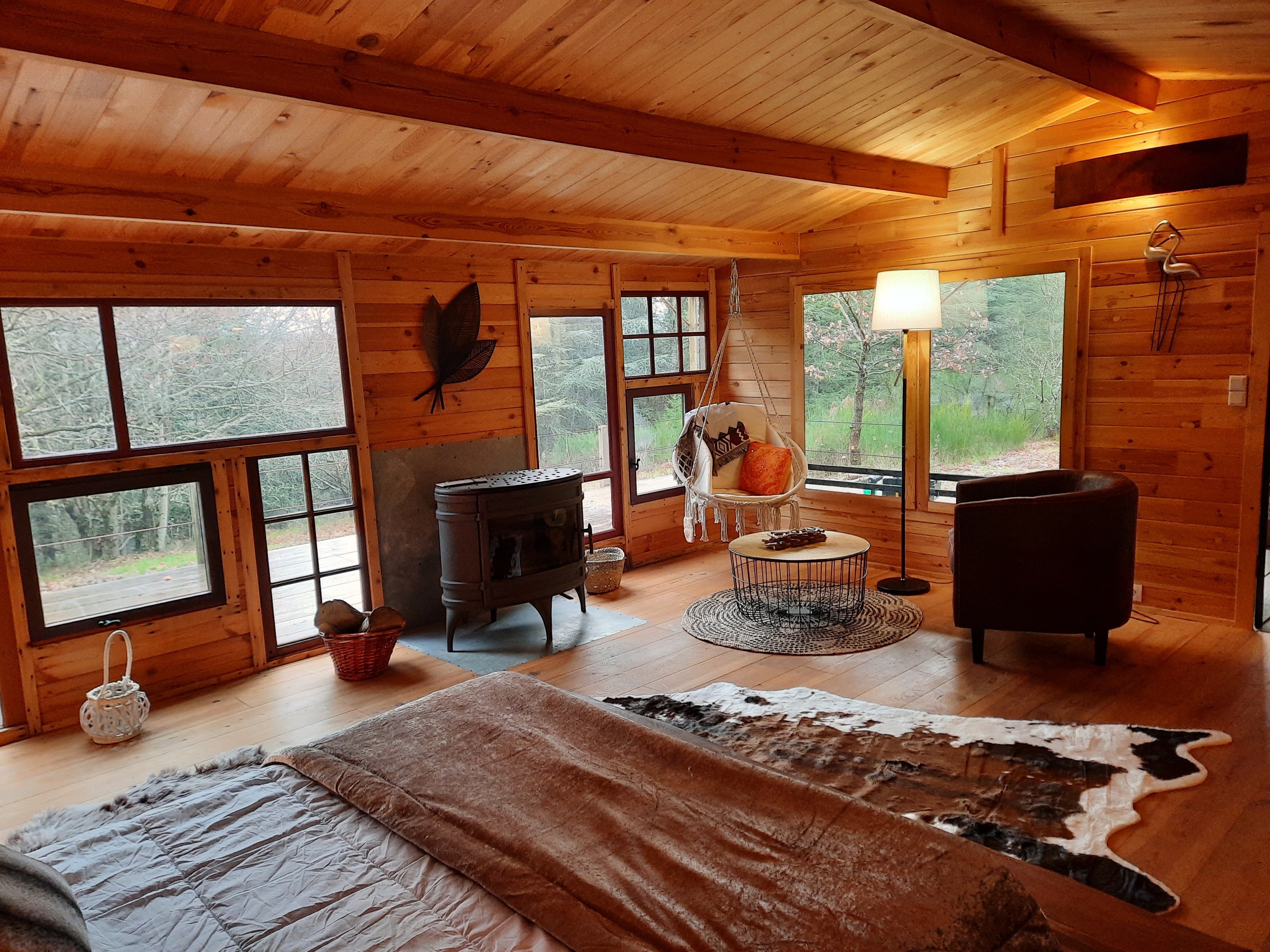 Évasion sensorielle dans une cabane Forest Cocoon & Spa à ballon — salle de bain