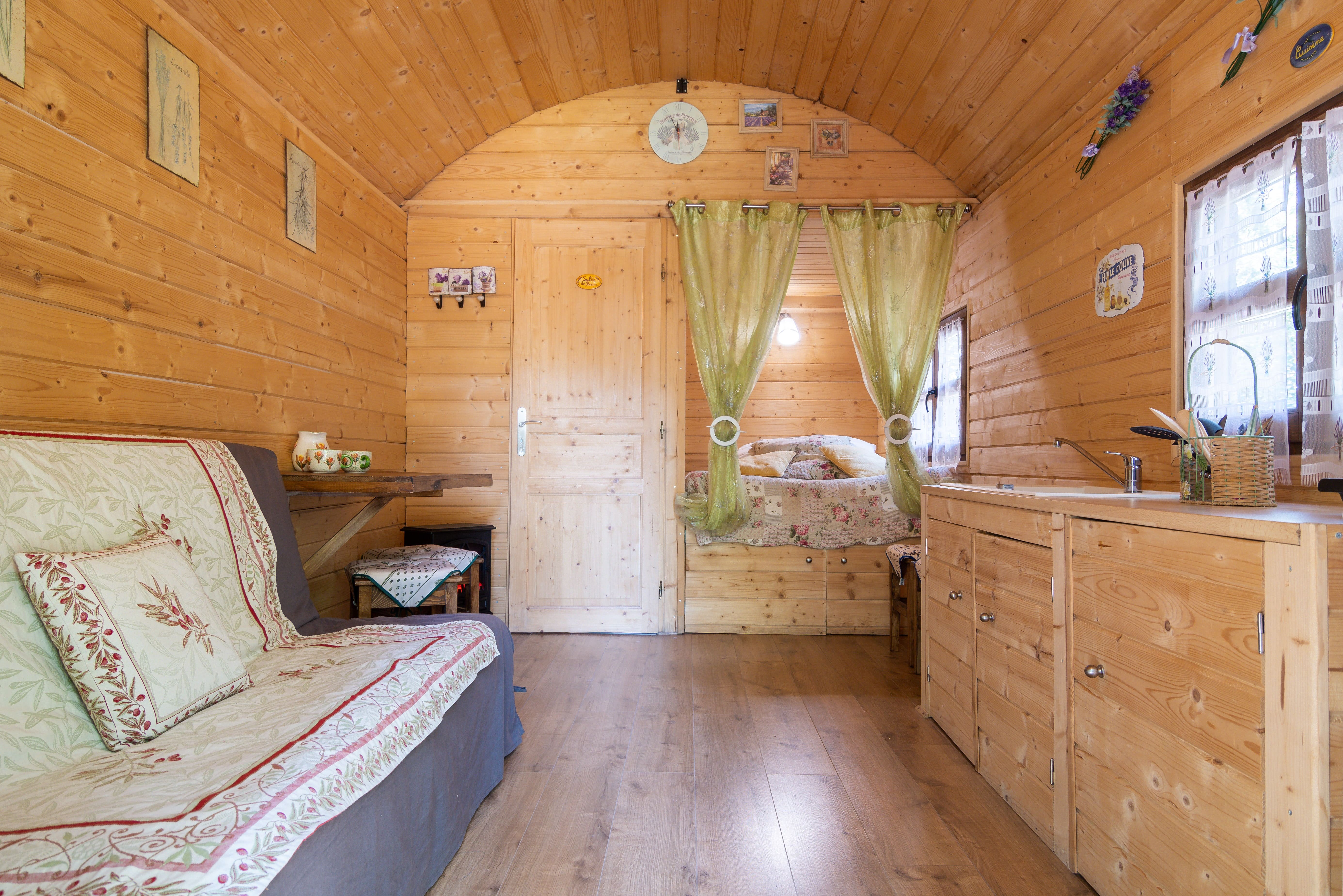 Évasion en Roulotte Provençale au cœur de la nature à La Roquebrussanne — chambre