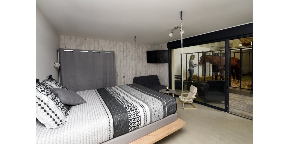 Suite 3 — Hébergement avec jacuzzi et vue sur chevaux à Vosges à Épinal — environnement naturel