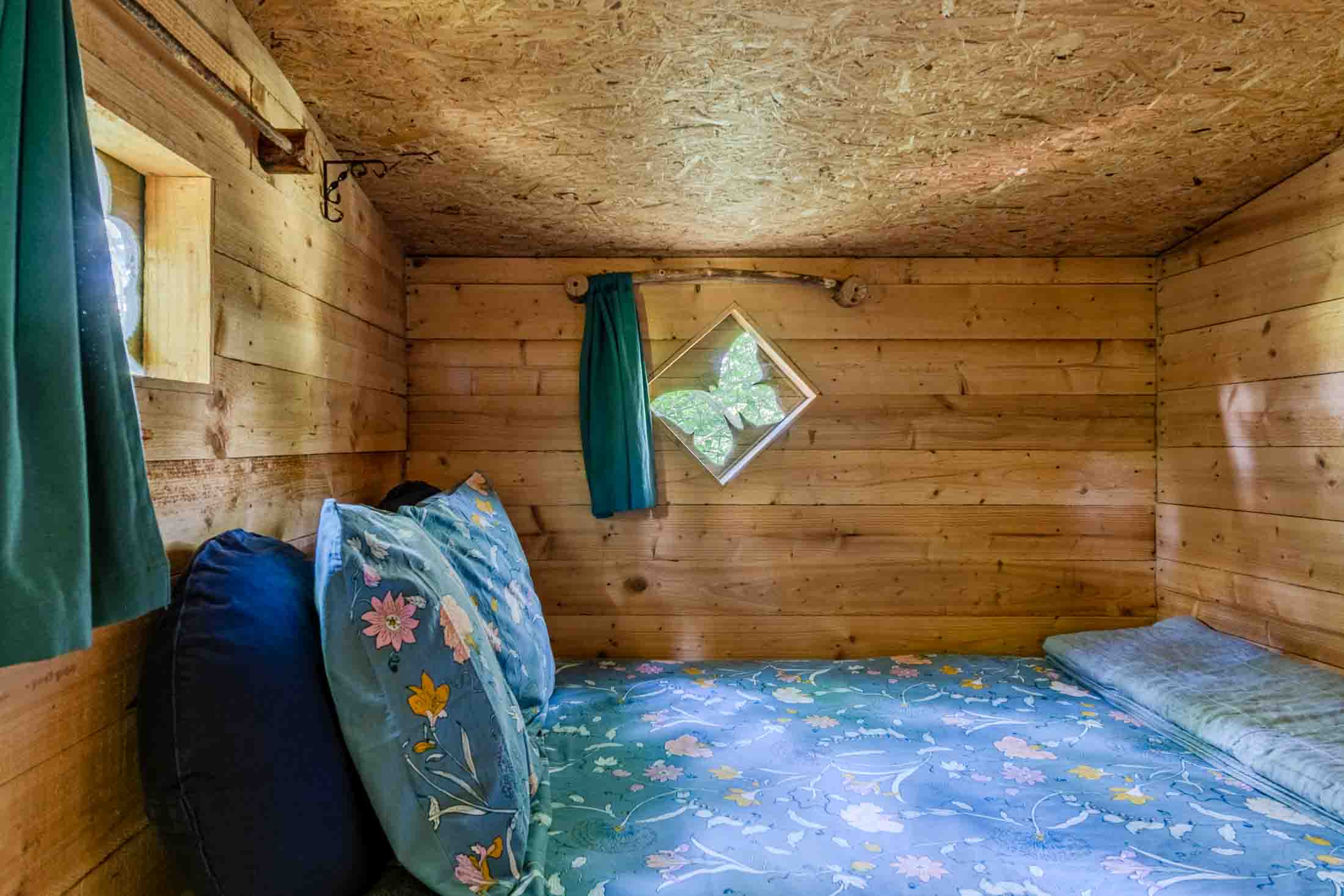 Cabane Pivert — Nuit perchée à 8m dans un châtaignier en Calvados à Caen — vue depuis la terrasse