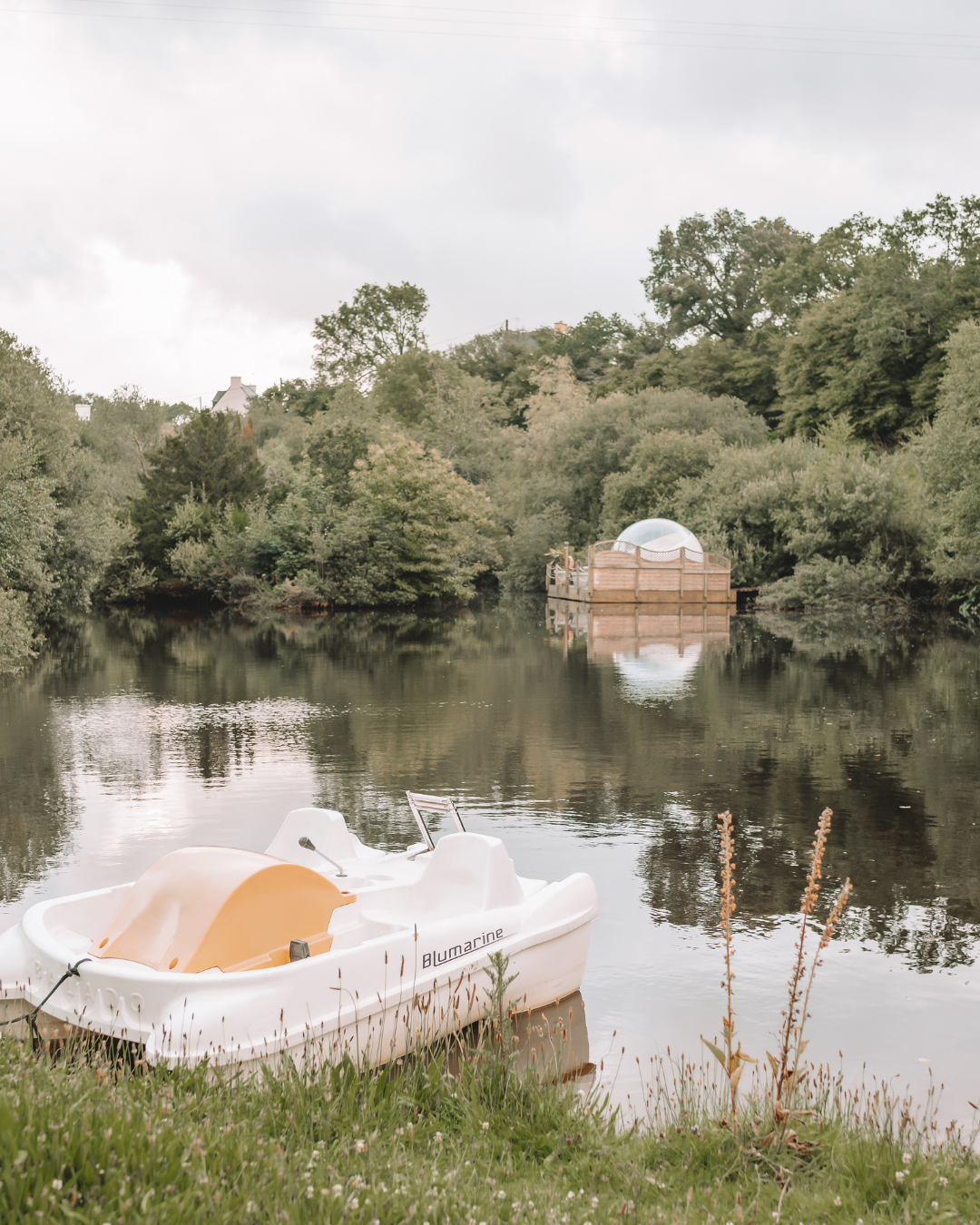 Bulle flottante — Nuit suspendue avec spa à Finistère à Quimper — vue intérieure