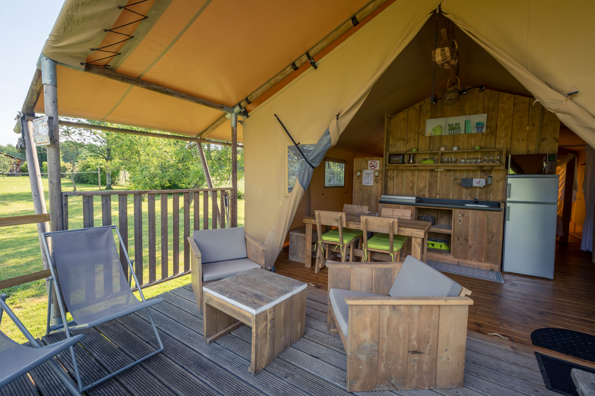 Tente Lodge la Clairière : une immersion sauvage en Nouvelle-Aquitaine à Saires — chambre