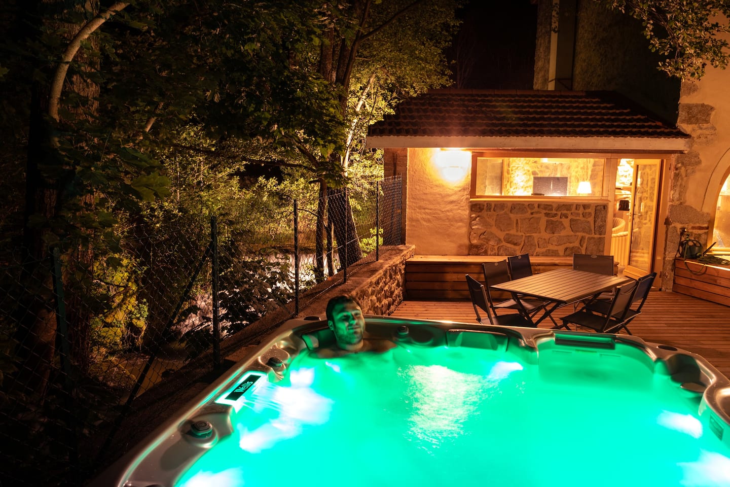 La Chapelle-Moulin & SPA — Nuit romantique dans une cascade à Loire à Bourg-Argental — espace de vie