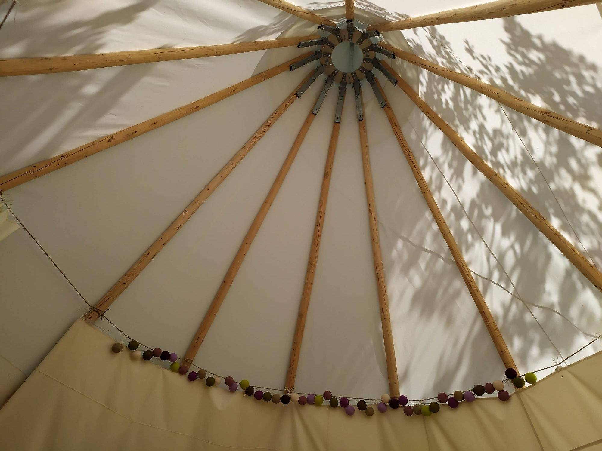 Un tipi d'Indiens au cœur de la Drôme à Albon — environnement naturel