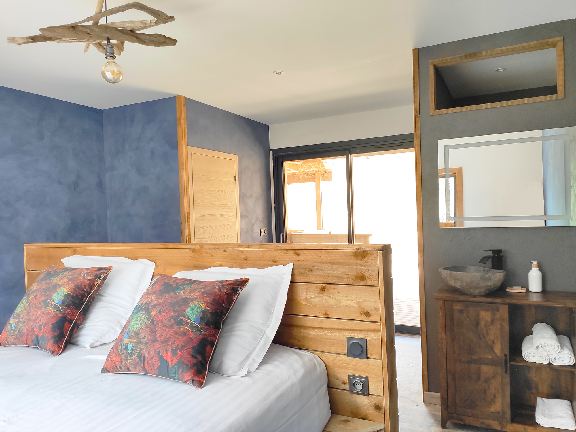 Cocoon Bali & Jacuzzi — Cabane sur pilotis avec spa à Gard à Saint-Jean-du-Gard — chambre