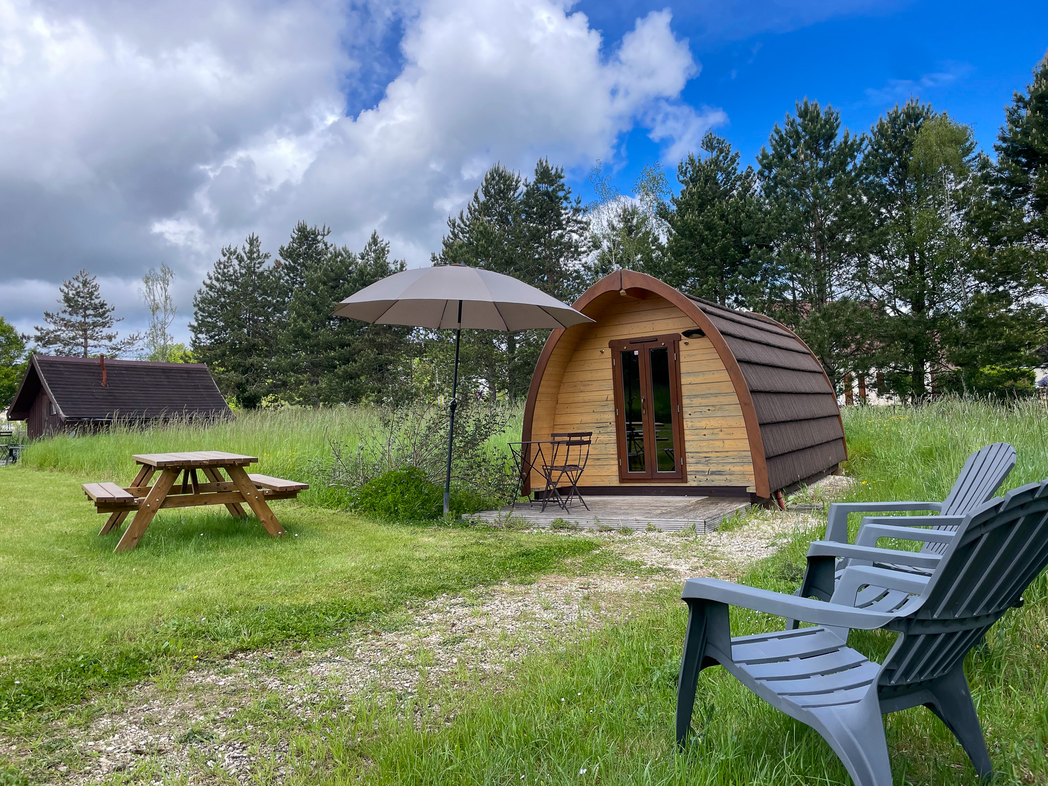 Séjournez dans une cabane forestière au cœur de la nature à La Chapelle Blanche St Martin — environnement naturel