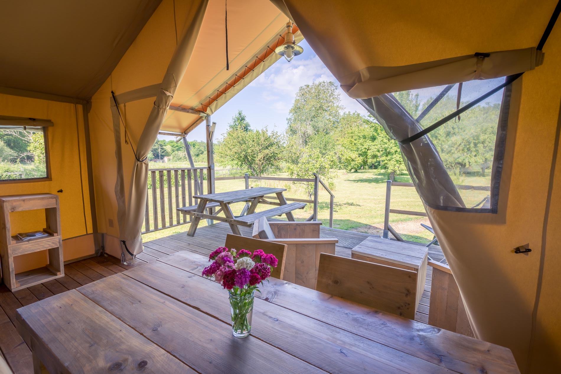 Tente Lodge la Briande : une immersion en pleine nature à Saires — chambre