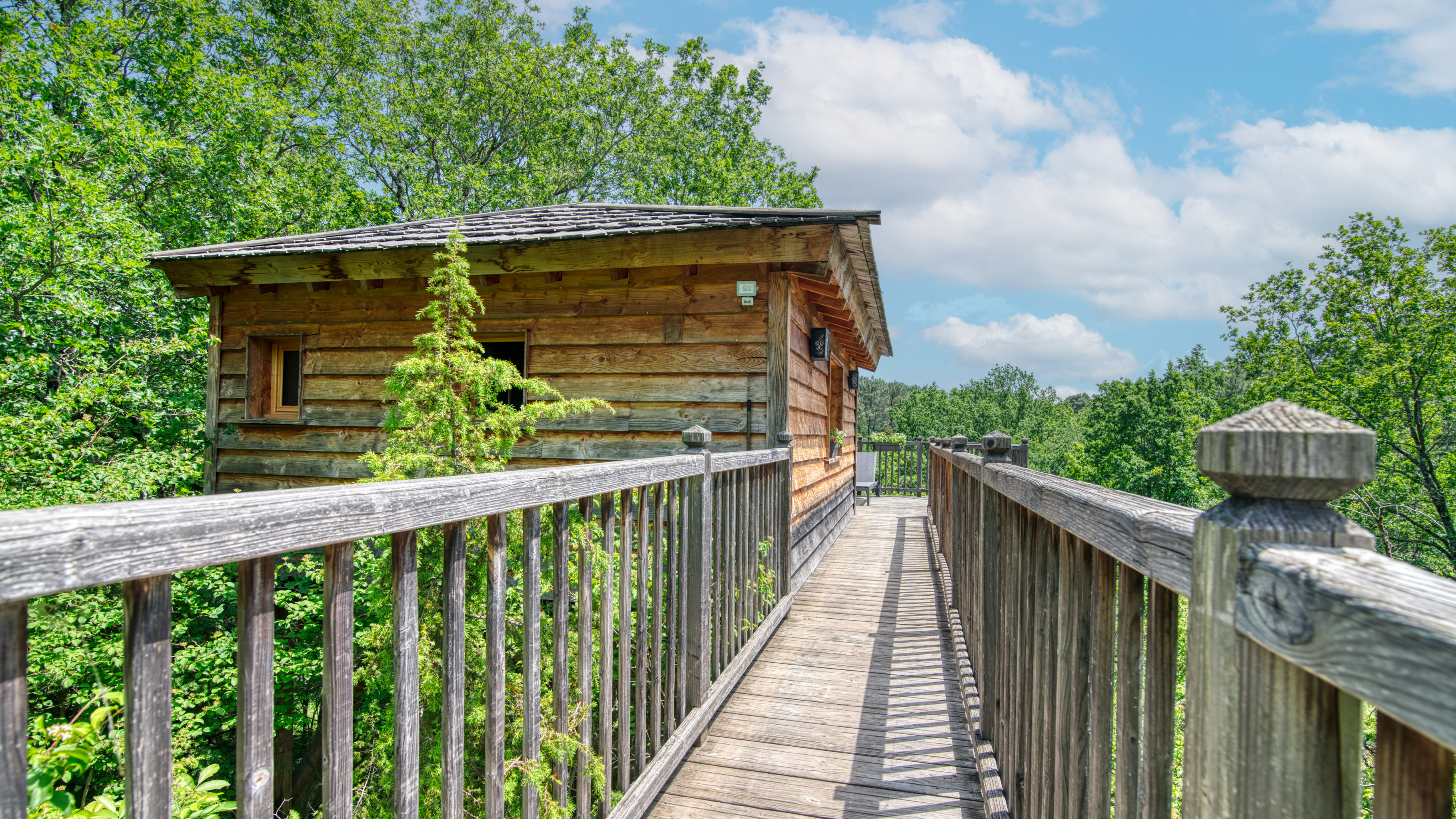 Évasion en cabane perchée avec spa en Midi-Pyrénées à Puygaillard De Quercy — chambre