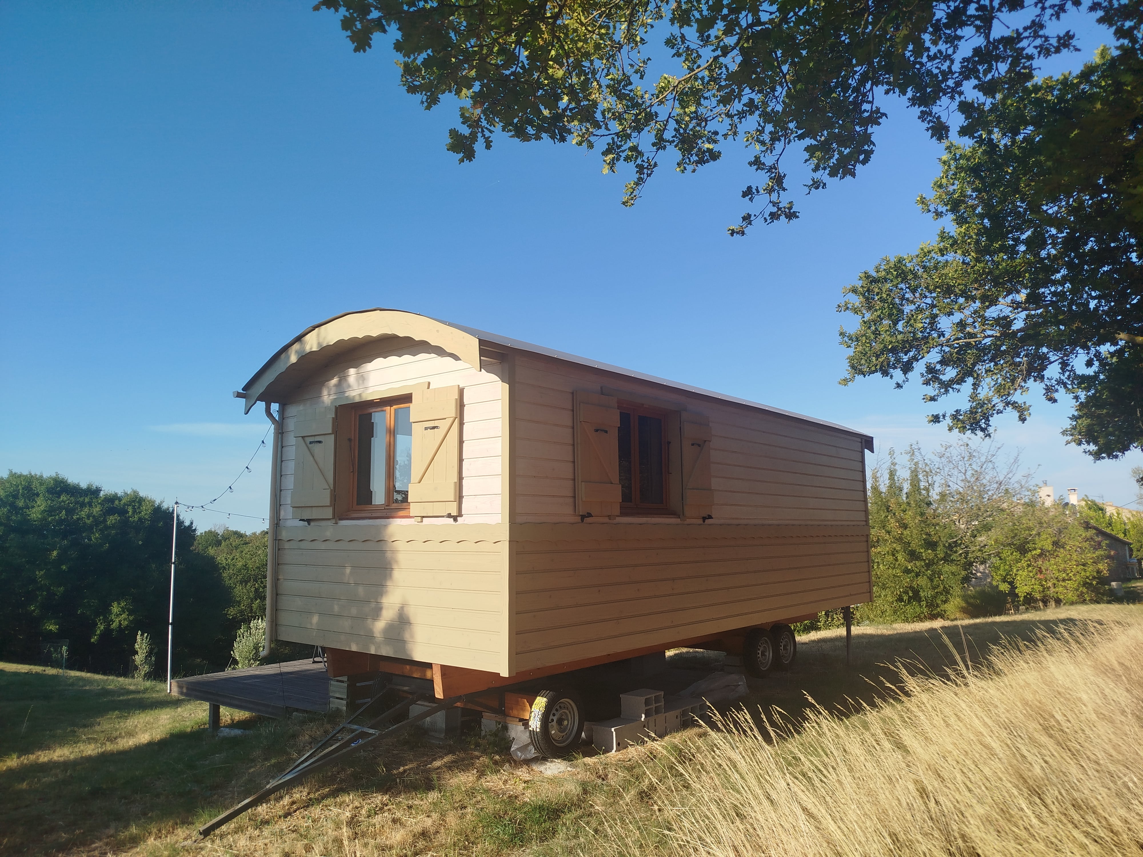 RIALYS - Roulotte avec spa en Drôme Provençale à Montélimar — chambre