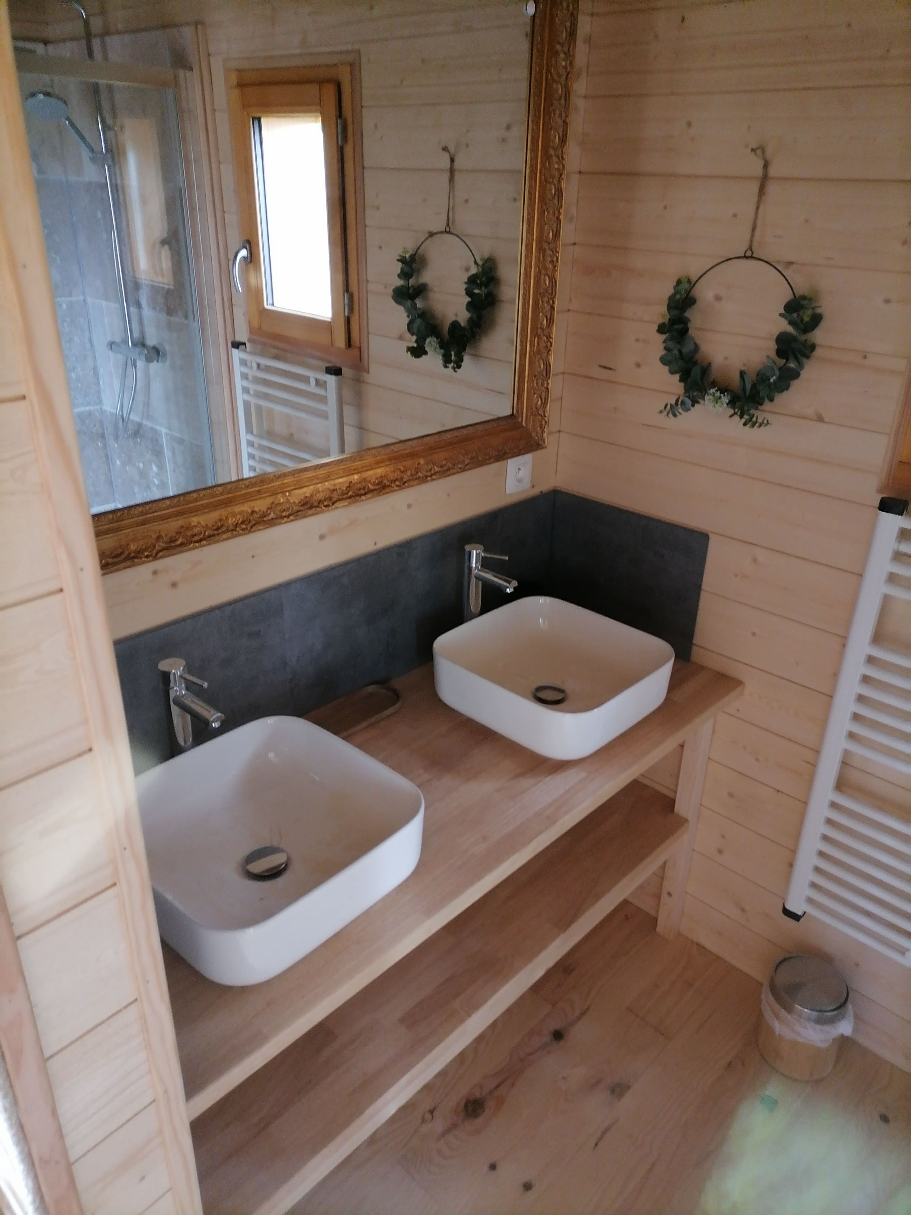 Cabane La Rastène & Spa : une évasion sur pilotis en Auvergne à Carlat — espace de vie