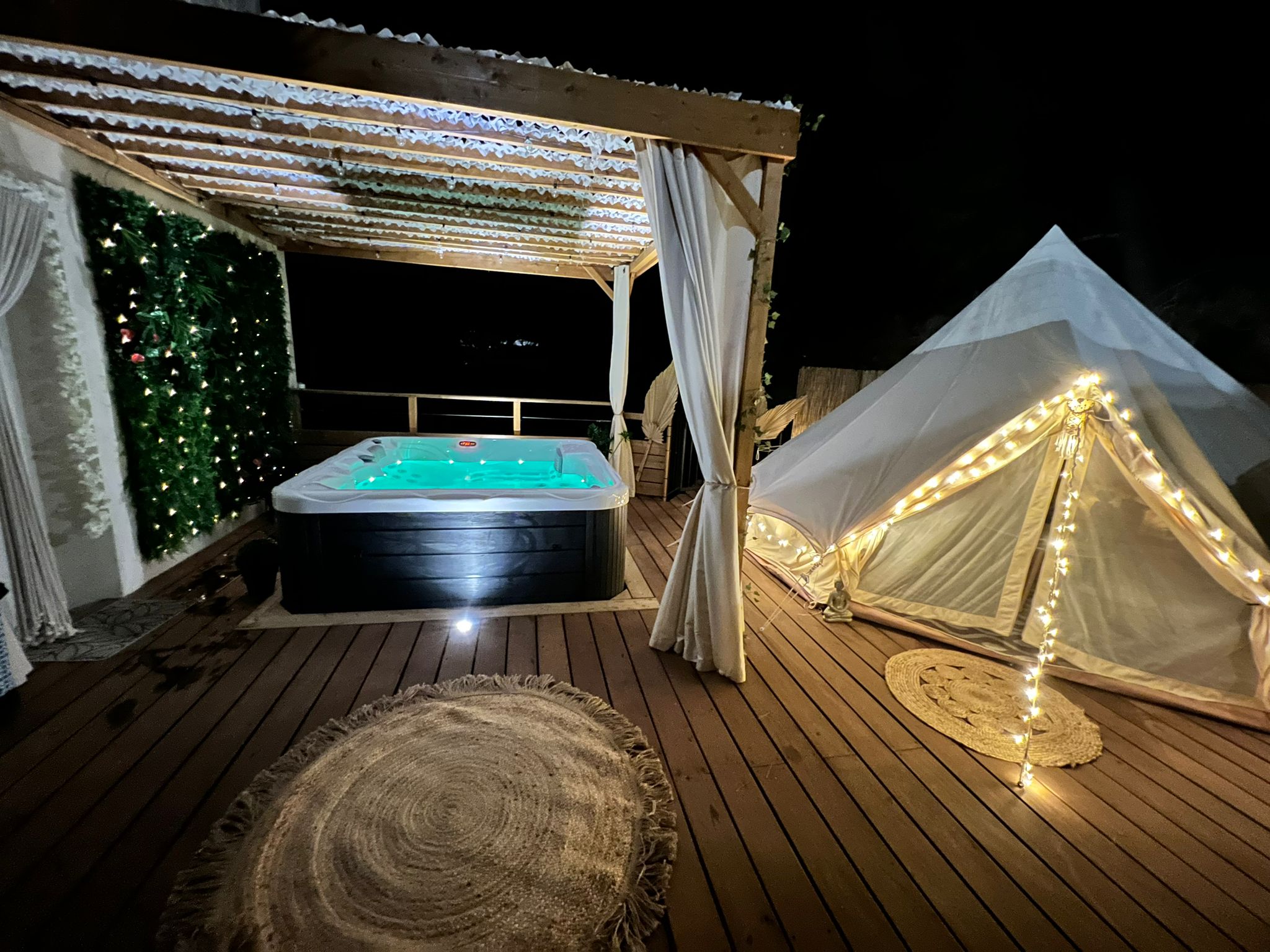 La tente lodge spa de MFG — Tente lodge avec jacuzzi à Cantaron à Nice — vue depuis la terrasse