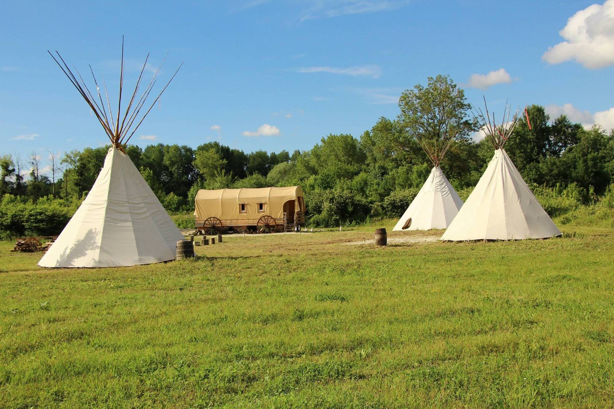 Vivez l'expérience unique d'un tipi en Champagne-Ardenne à Barberey St Sulpice — vue depuis la terrasse