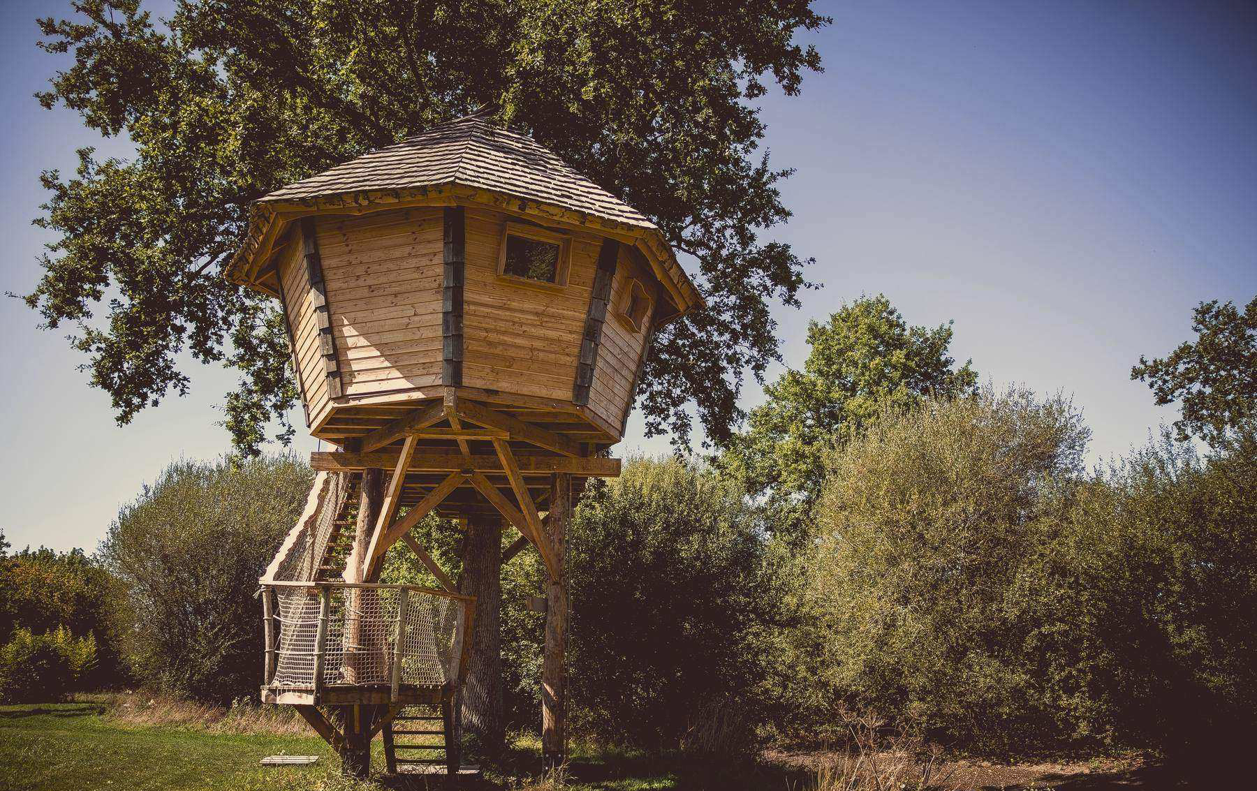 Cabane Lapone : une expérience suspendue dans les arbres