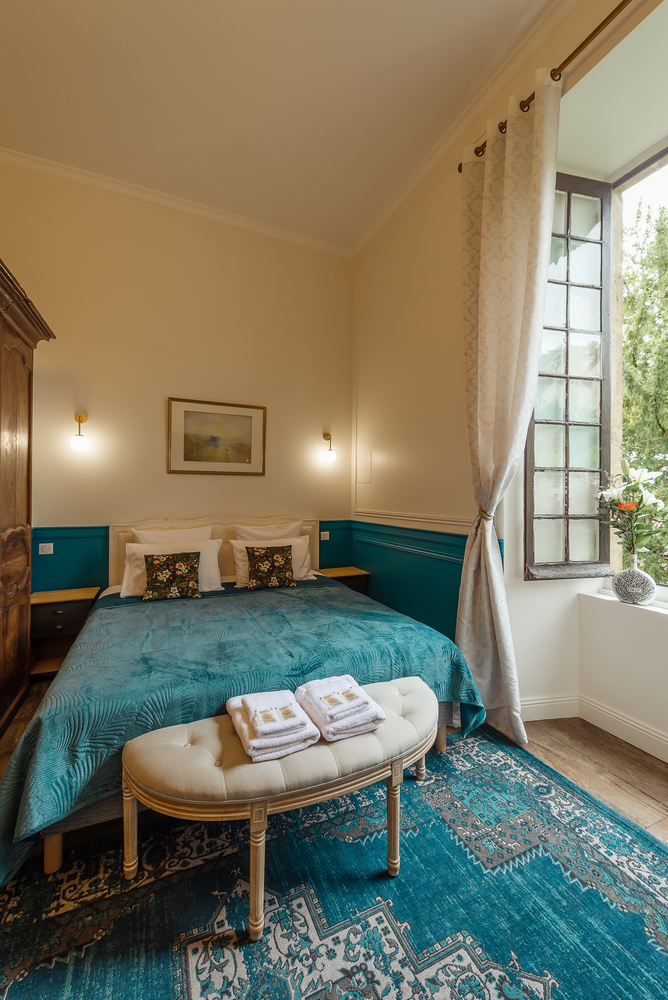 Chambre deluxe Ania au Manoir de Laroque Delprat : une expérience immersive en Midi-Pyrénées