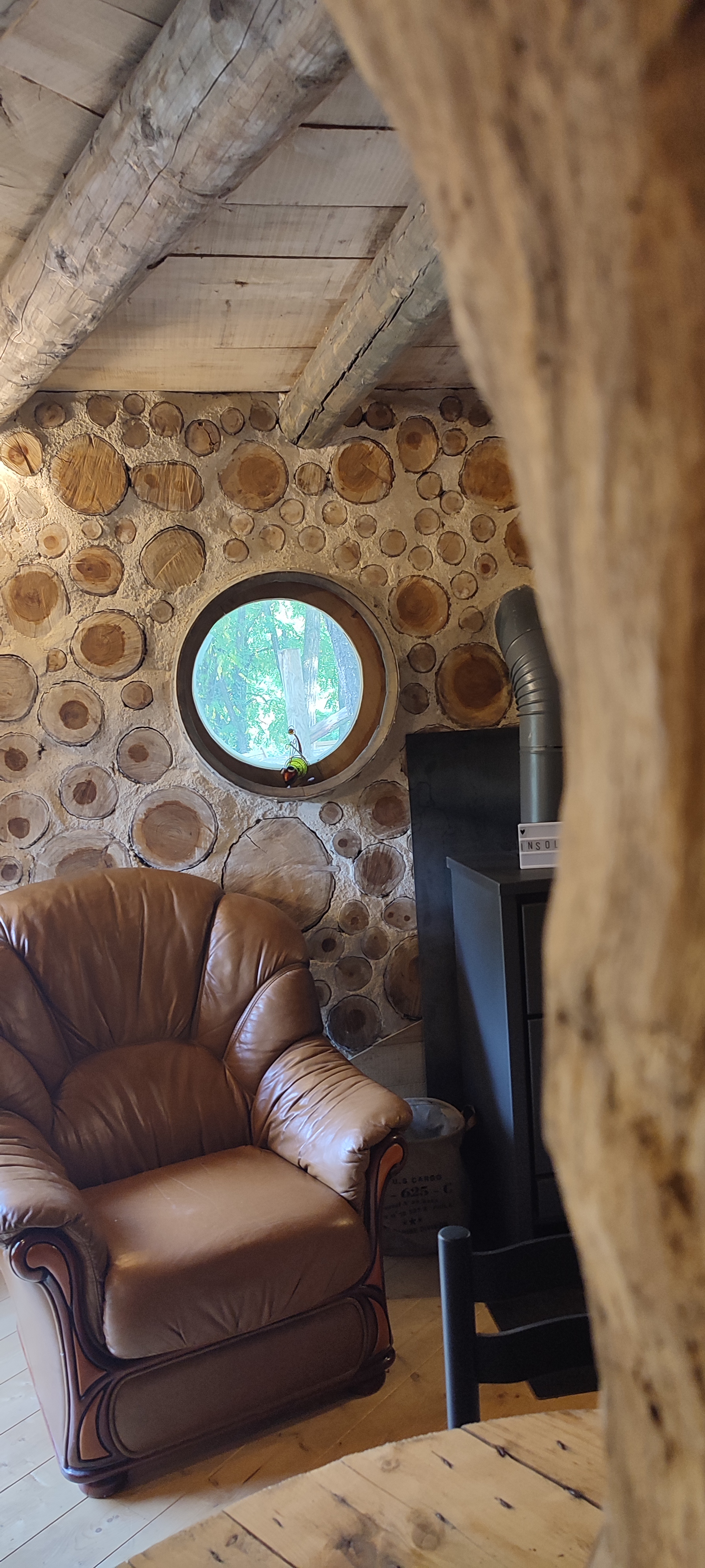 La cabane végétalisée : une maison de hobbit en pleine nature à Le Monastère — vue depuis la terrasse
