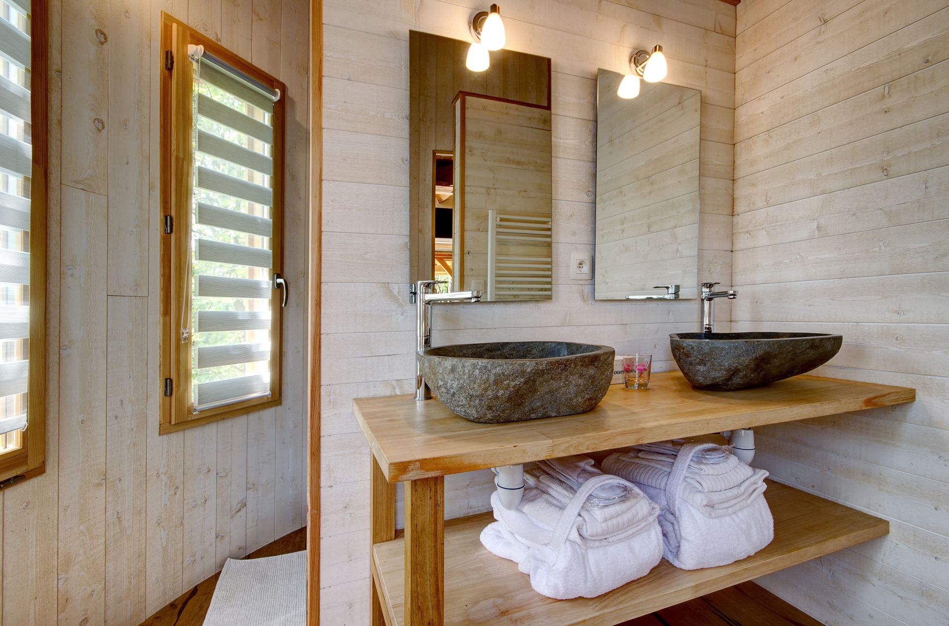 La Cabane Spa Lodge 3 — Cabane sur pilotis avec spa à Morbihan à Vannes — chambre