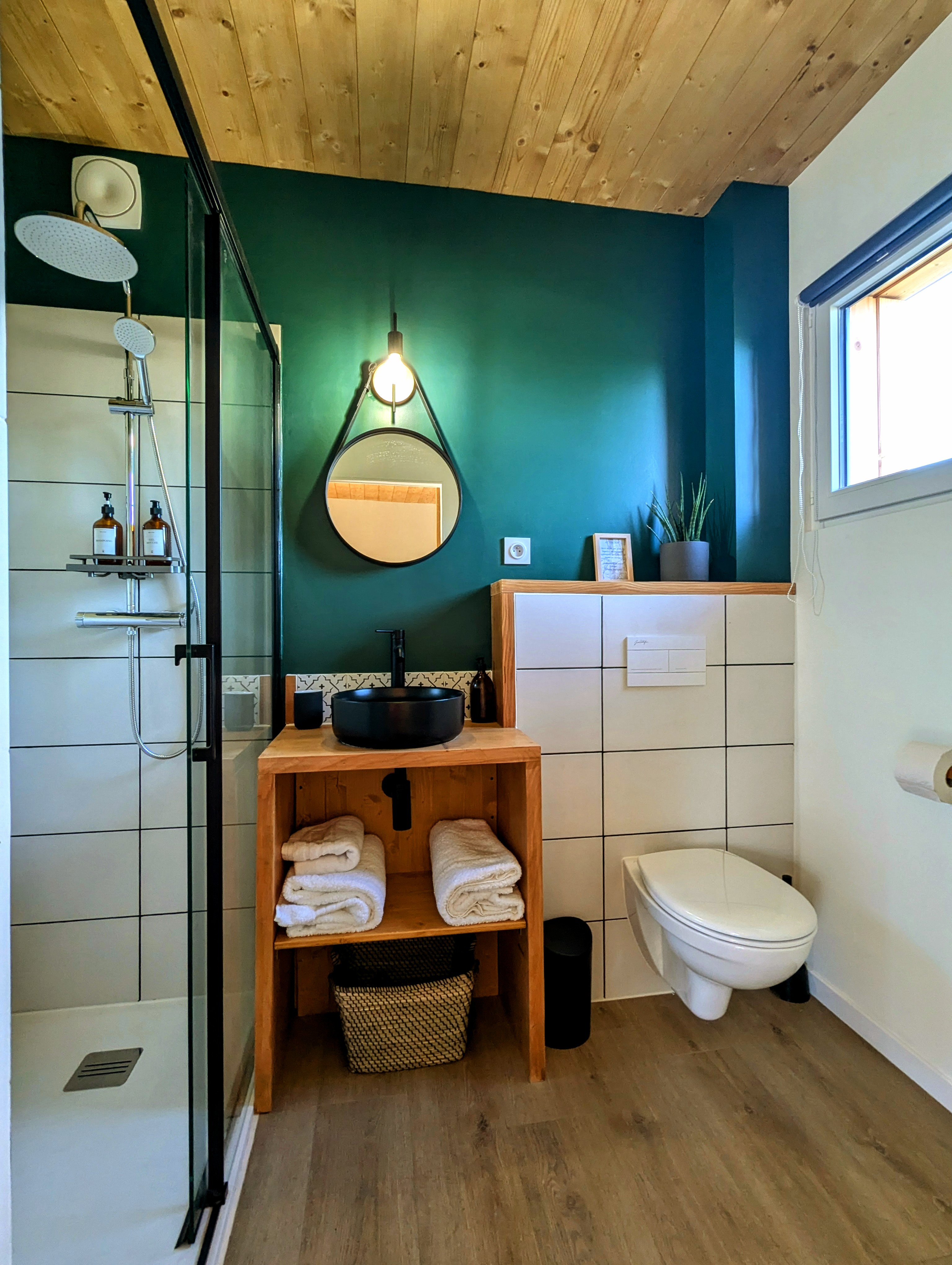 Le Quercus : une cabane avec spa au cœur des Midi-Pyrénées à Mercues — salle de bain