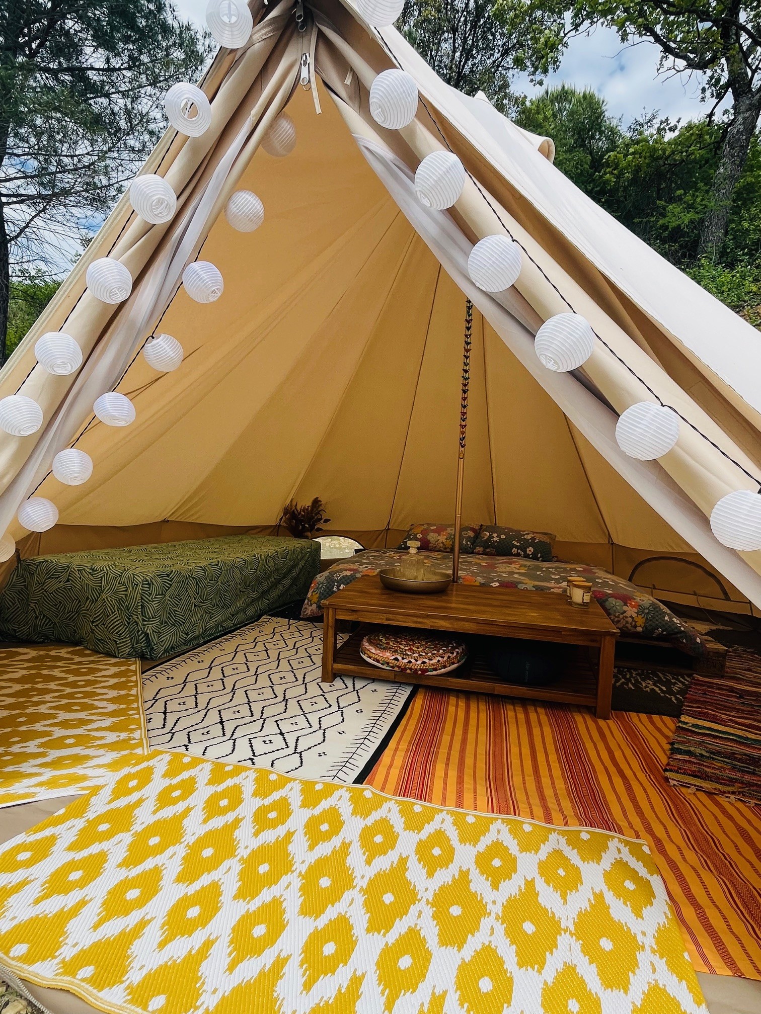 Un tipi étoilé au cœur de la vallée à Valensole — vue intérieure