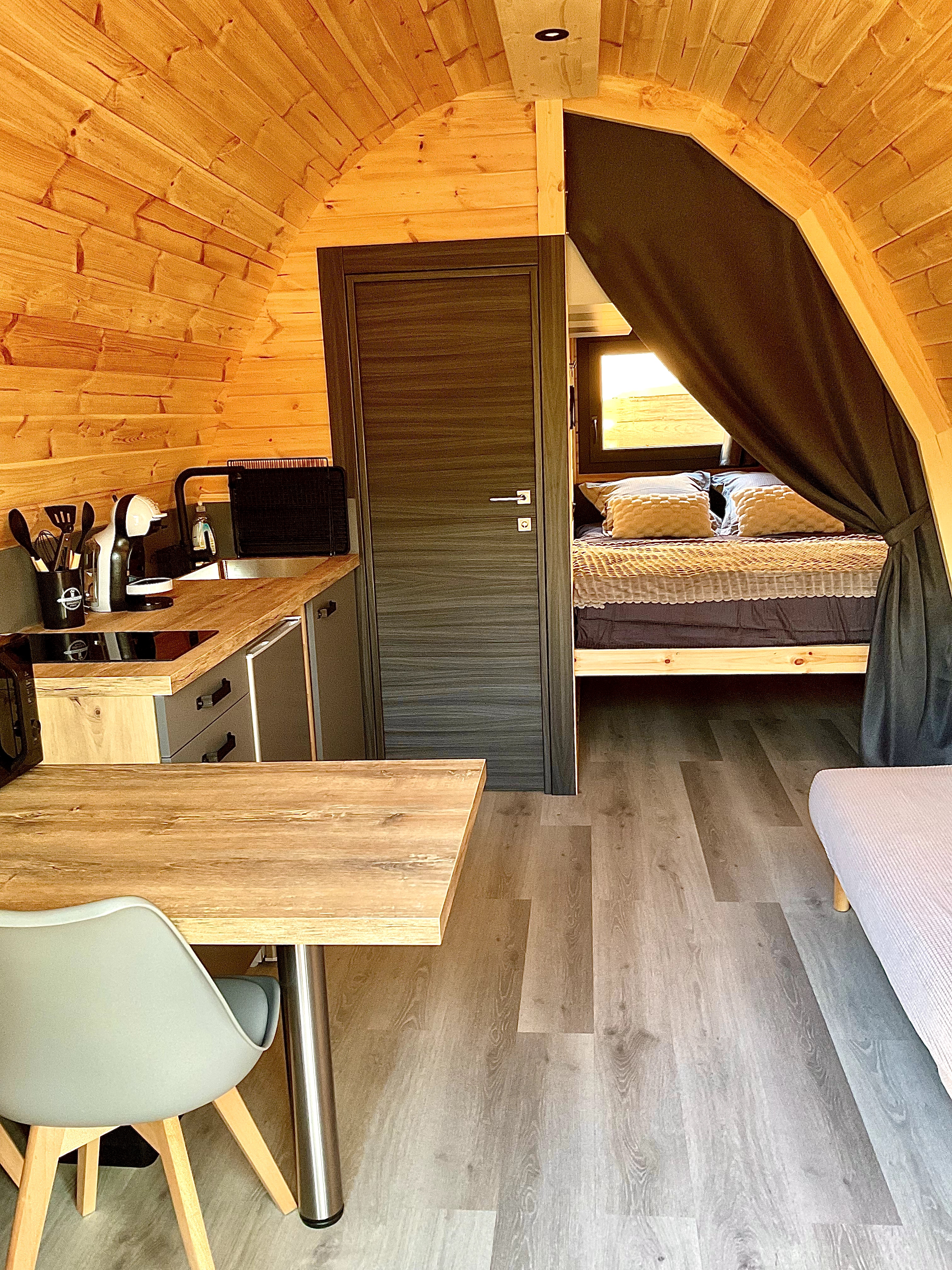 A l’ombre des pods « Le Chardonnay & Spa » — Pod avec spa à Carcassonne à Carcassonne — vue depuis la terrasse