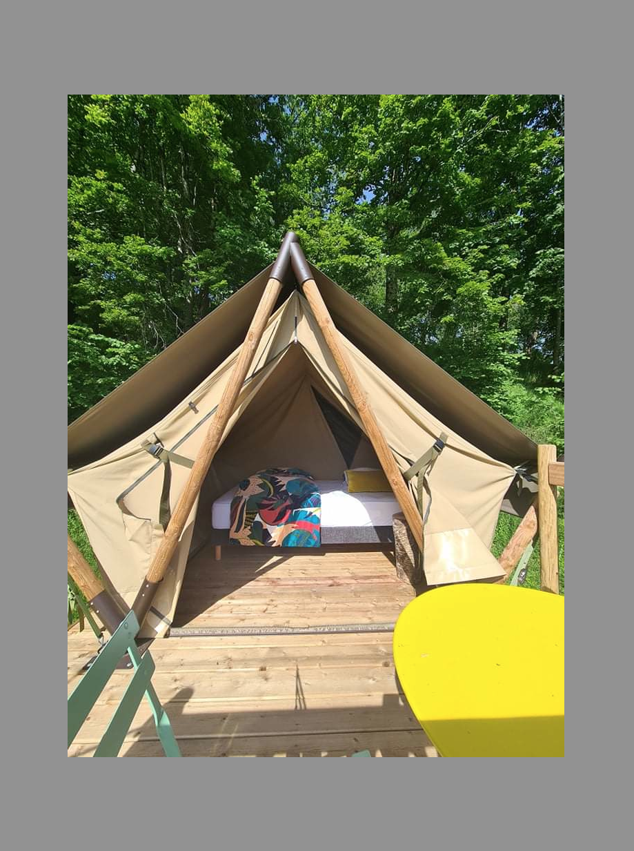 Tente cabane "Shouca" — Cabane sur pilotis avec spa à Cantal à Les Milans — chambre