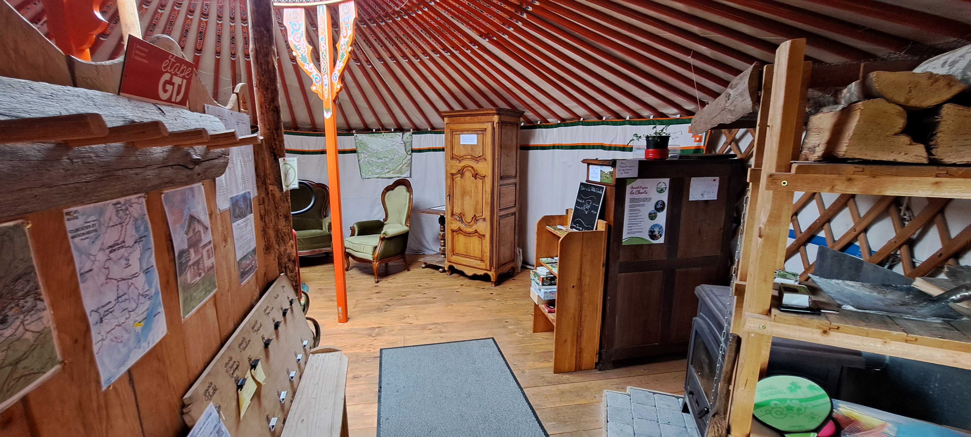 Yourte en Franche-Comté : une nuit étoilée au cœur de la nature à Rochejean — vue intérieure