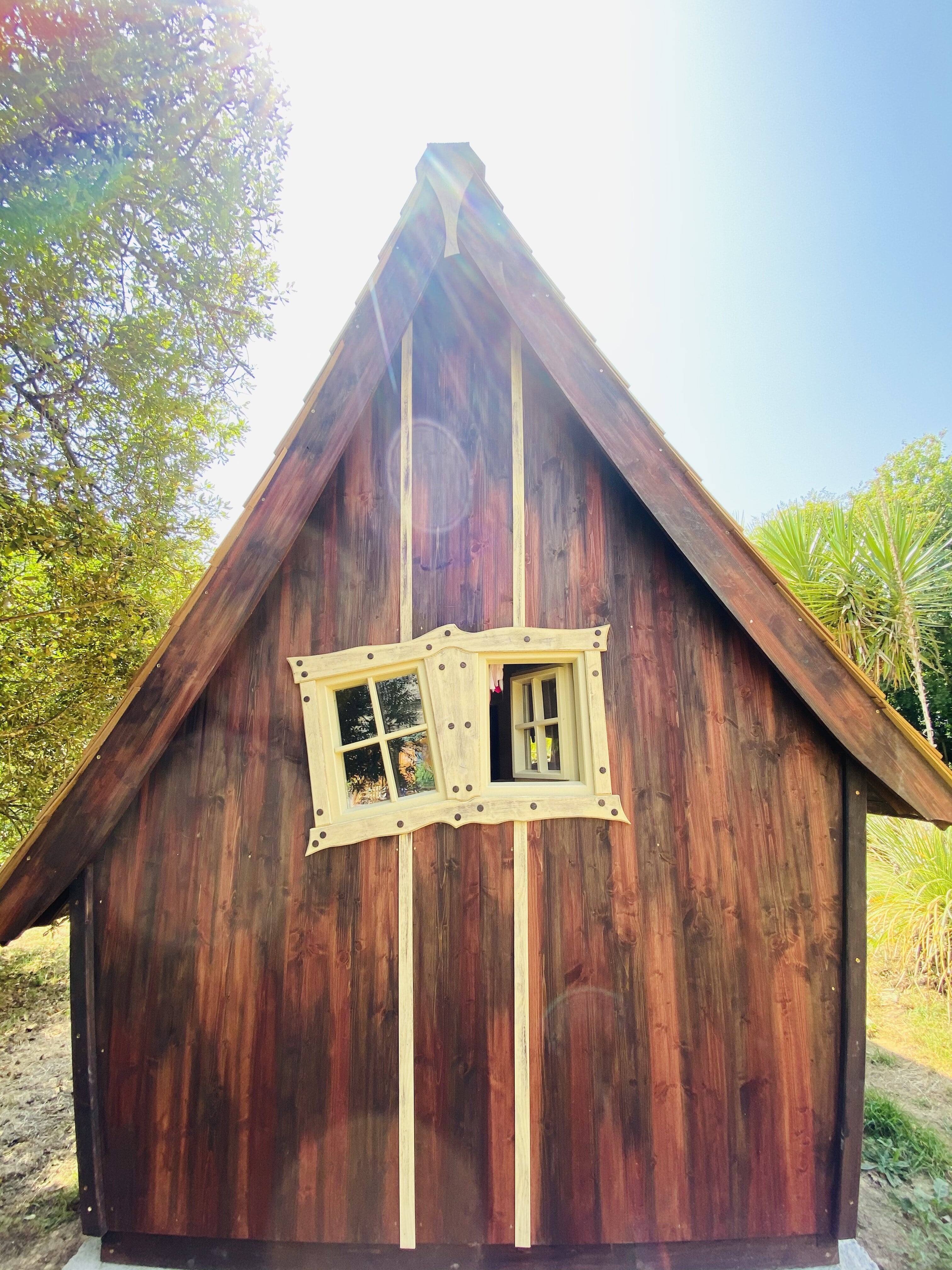 Au Pays des fées : une cabane enchantée en Bretagne à Guerlédan — vue intérieure