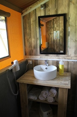 Tente Safari : une immersion au cœur de la nature à Batilly-En-Puisaye — salle de bain
