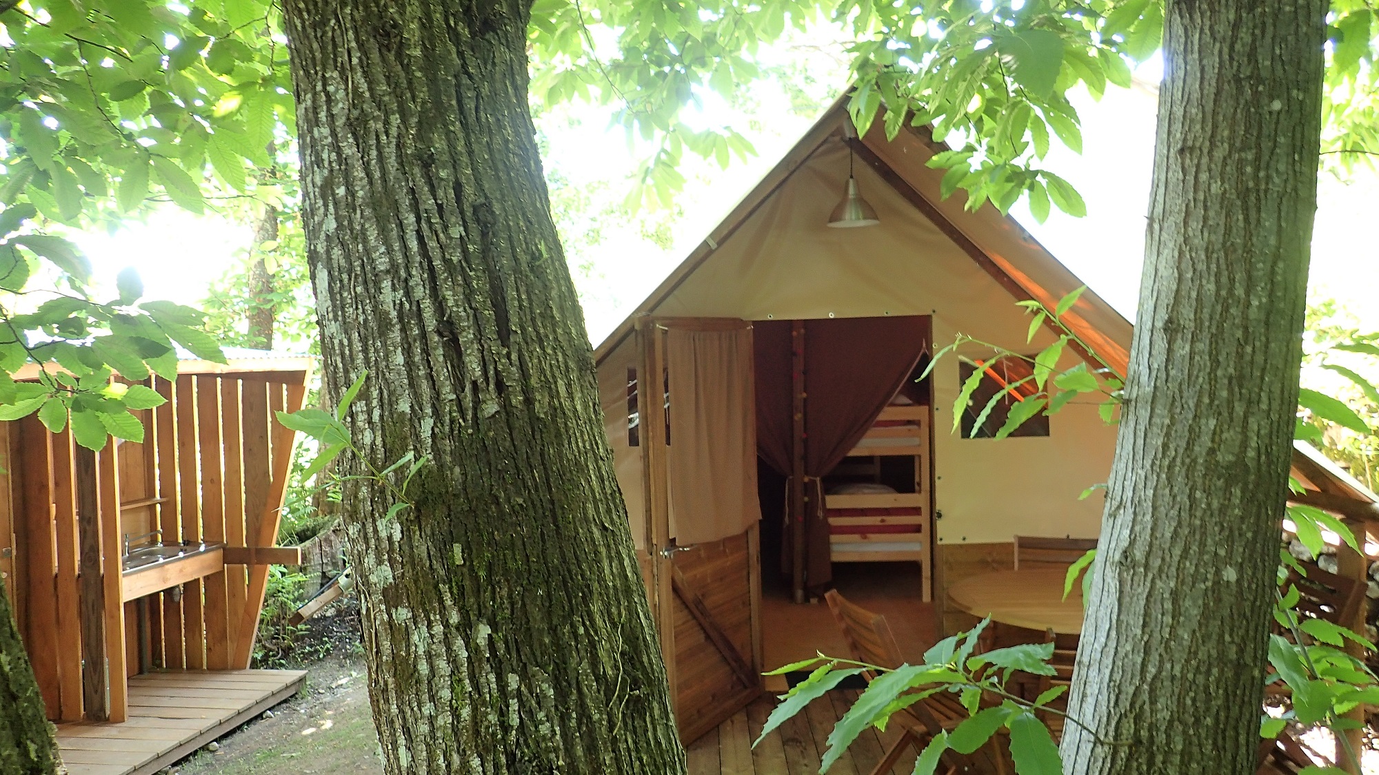 Cabanon toilé — Cabane avec spa à La Châtaigneraie en Ardèche à Labastide-de-Virac — espace de vie