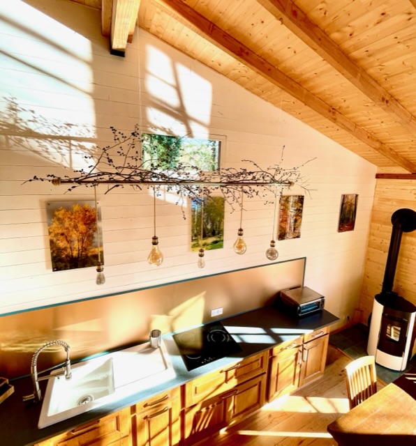 Un chalet en châtaignier au bord de l’eau à Sauvigny Les Bois — salle de bain