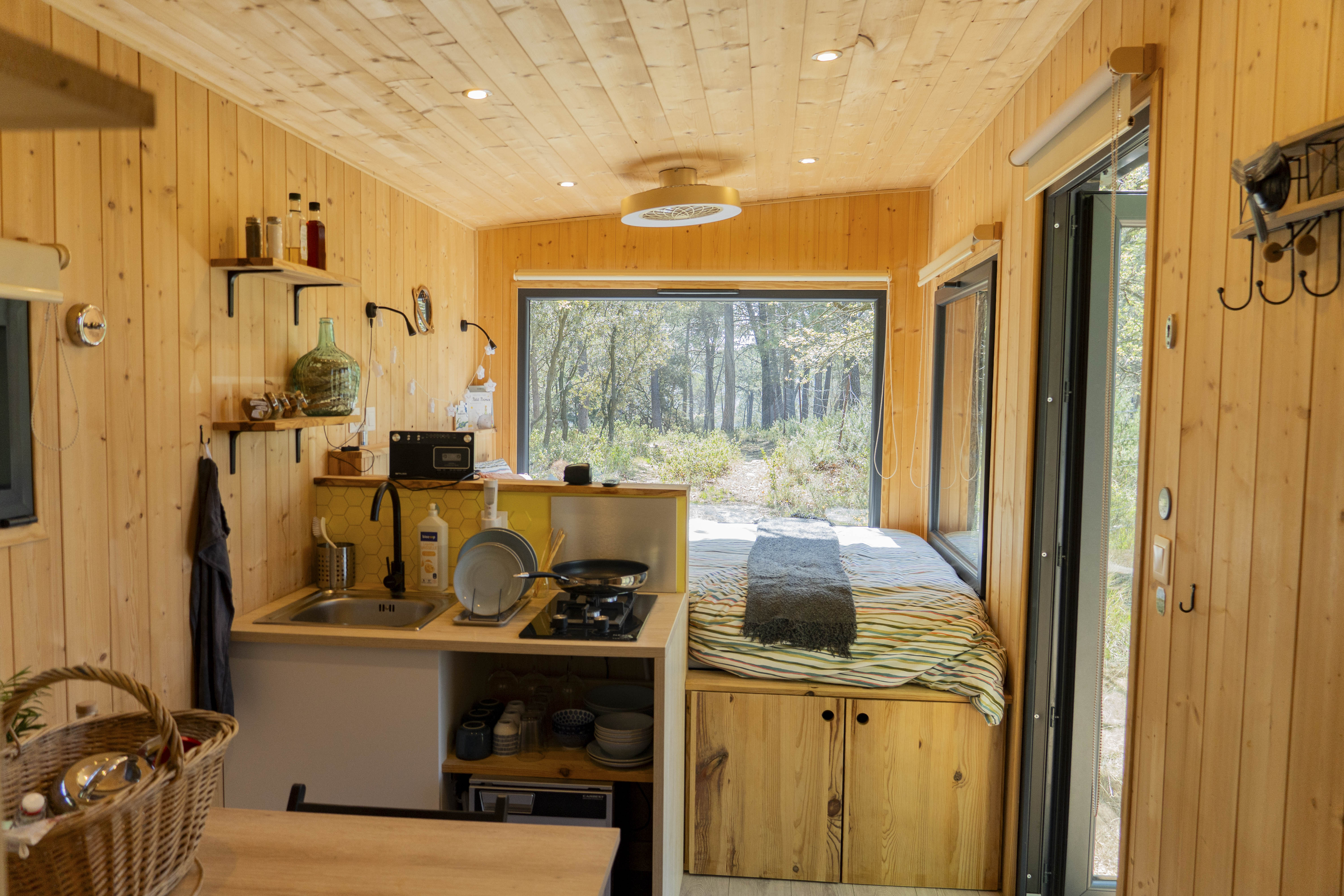 La Forêt Enchantée : une tiny house au cœur du Vaucluse à Mondragon — cuisine