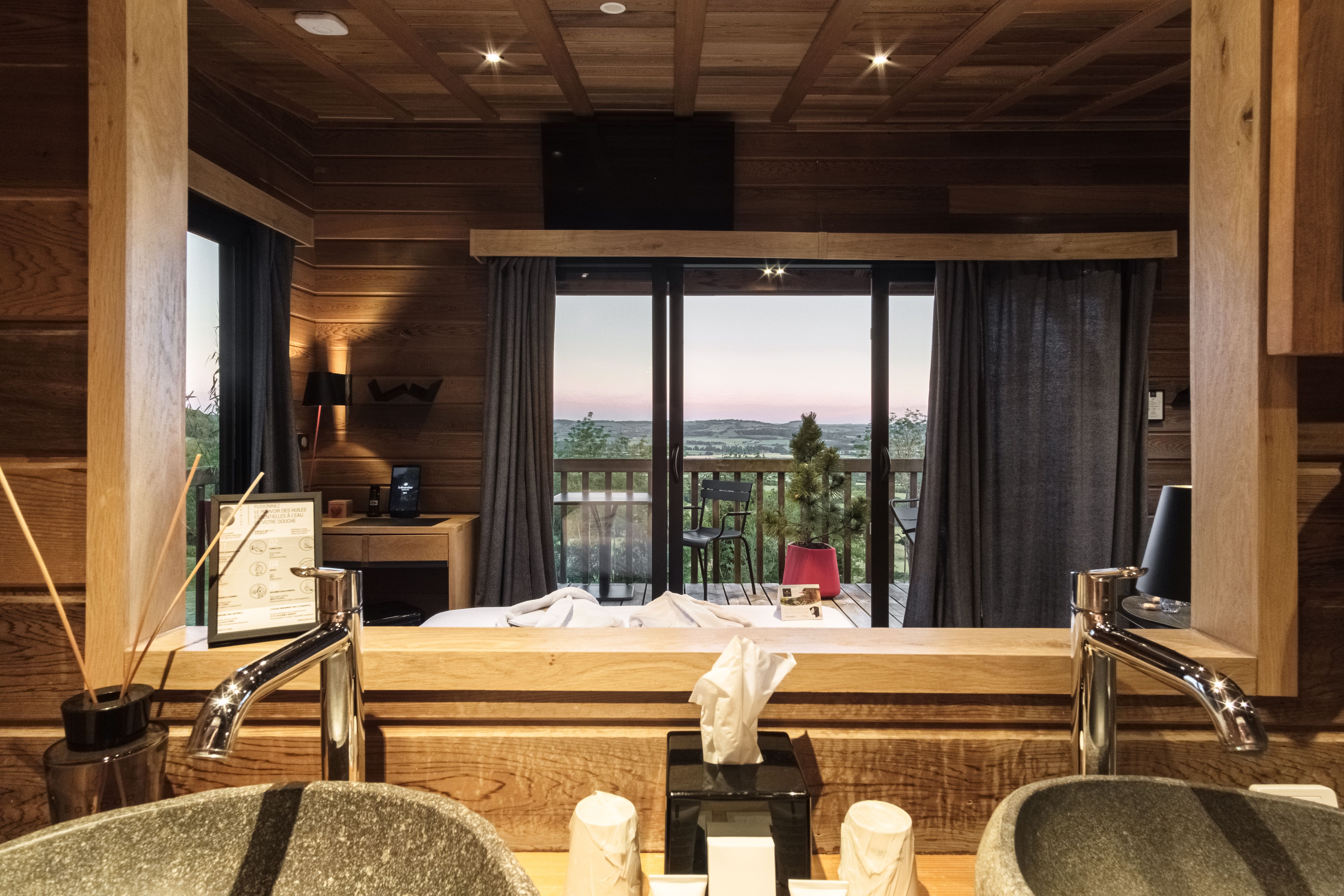 Évasion en cabane sur pilotis avec spa privatif en Bourgogne à Jouey — salle de bain
