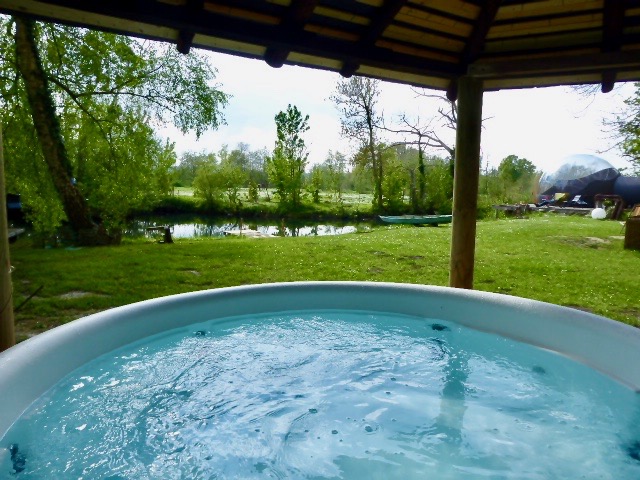 La Bulle au bord de l'eau — Hébergement insolite avec spa à Somme à Amiens — salle de bain