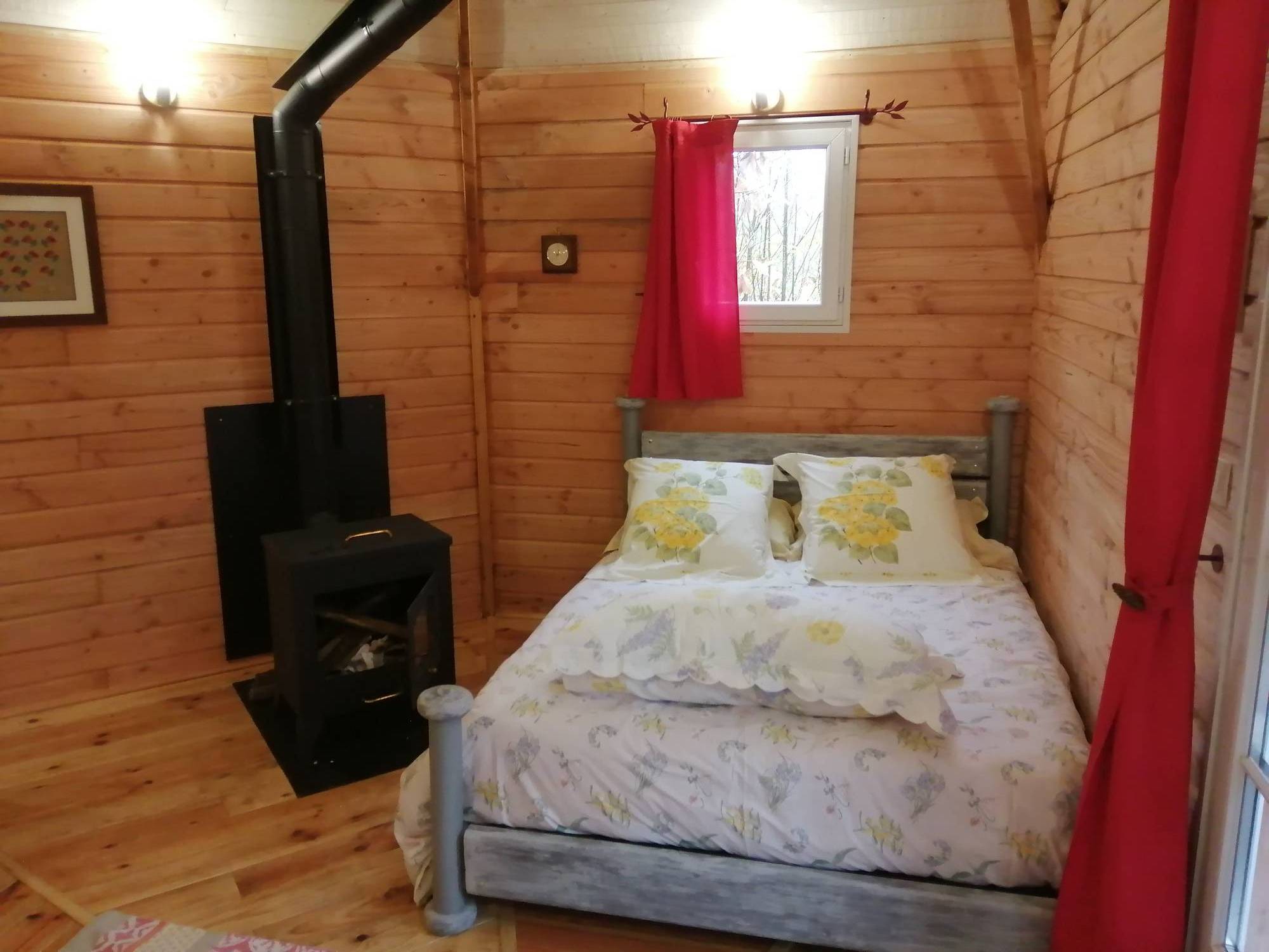 Chalet sur pilotis : une cabane insolite en Limousin à La Geneytouse — salle de bain