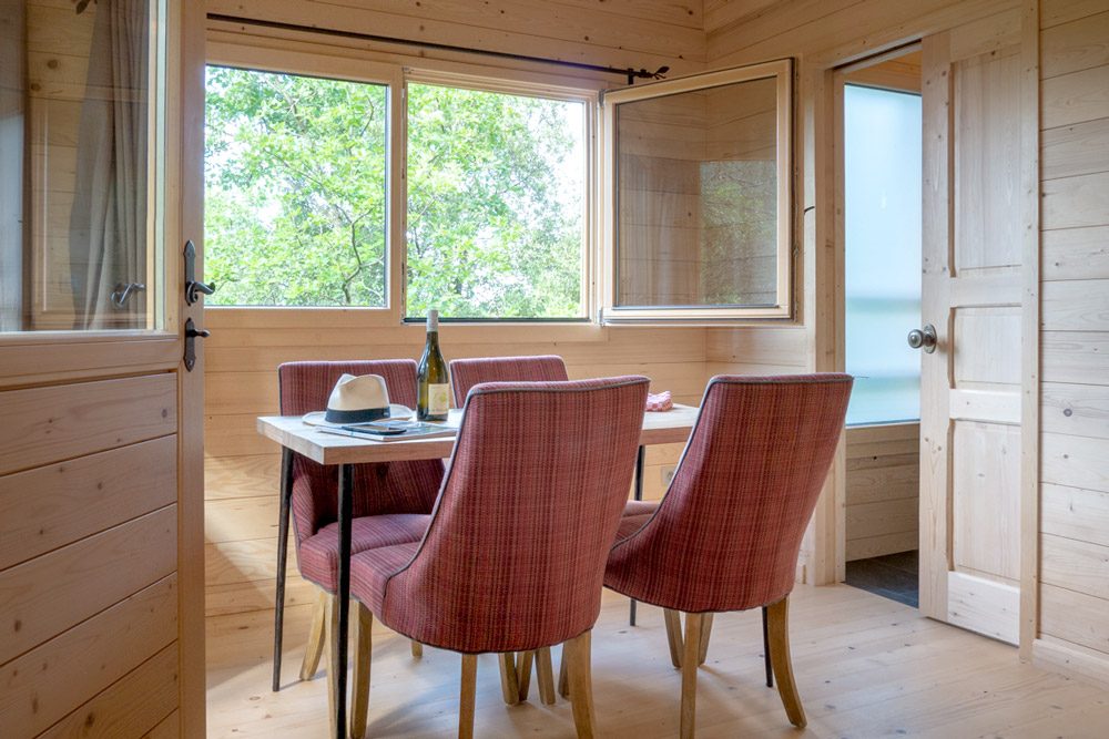 Cabane Chaumine : une échappée belle sur pilotis à Villalier — vue depuis la terrasse