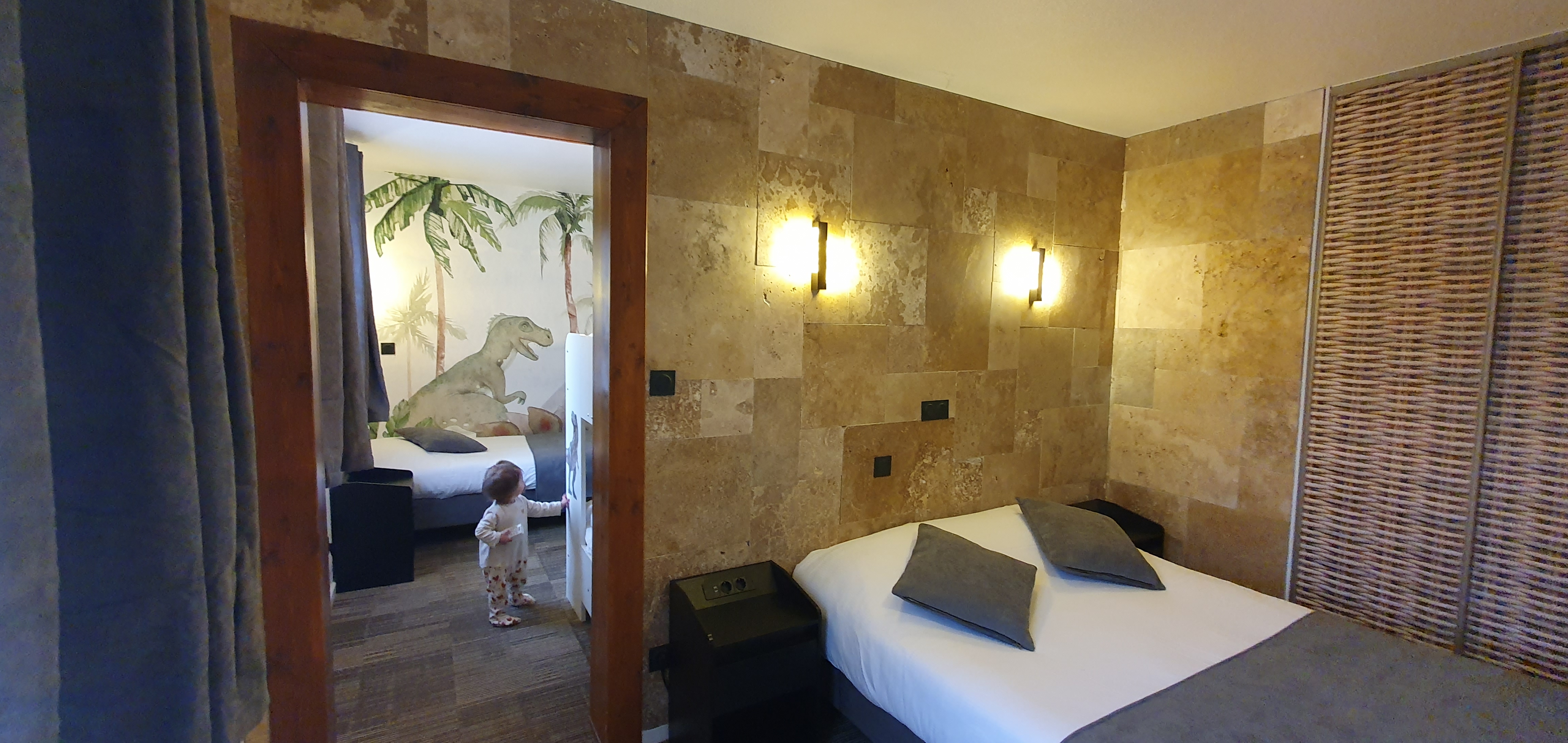 Suite Dino — Hébergement familial avec spa à Ain à Meillonnas — vue intérieure