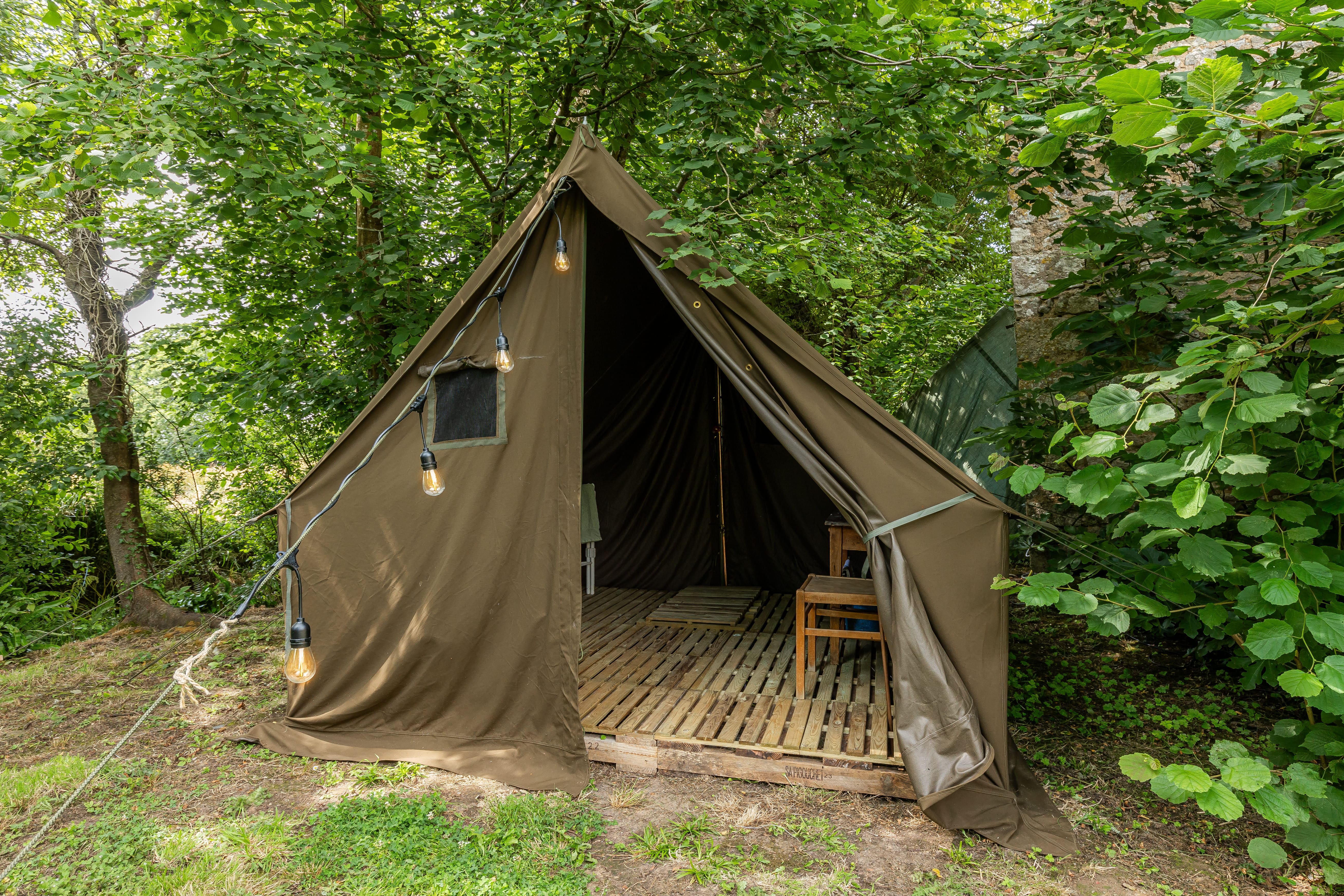 The Field Camp — Tente militaire authentique à Carentan (Manche) à Carentan — chambre
