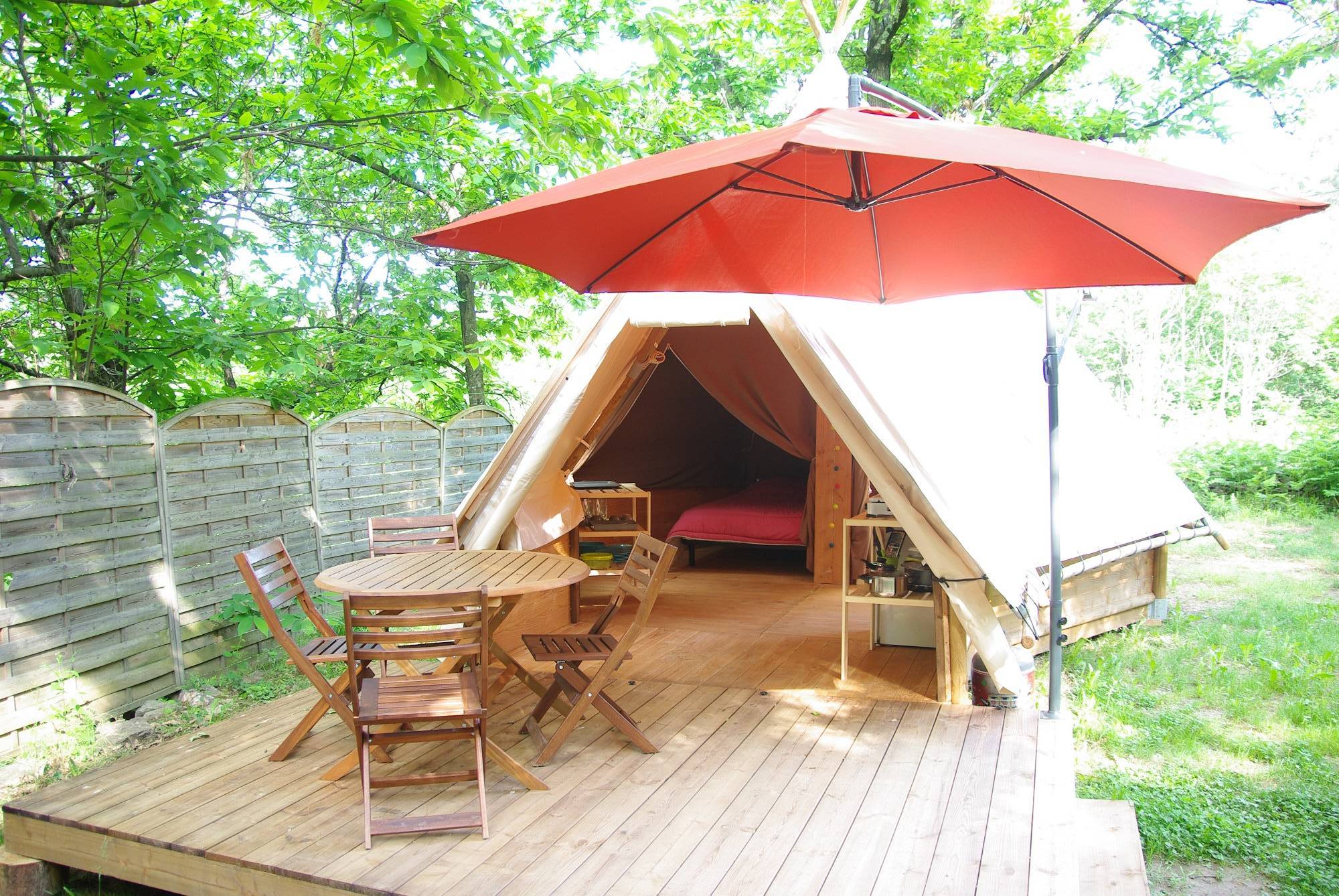 Tipi la Châtaigneraie — Nuit étoilée avec spa en Ardèche à Aubenas — vue intérieure