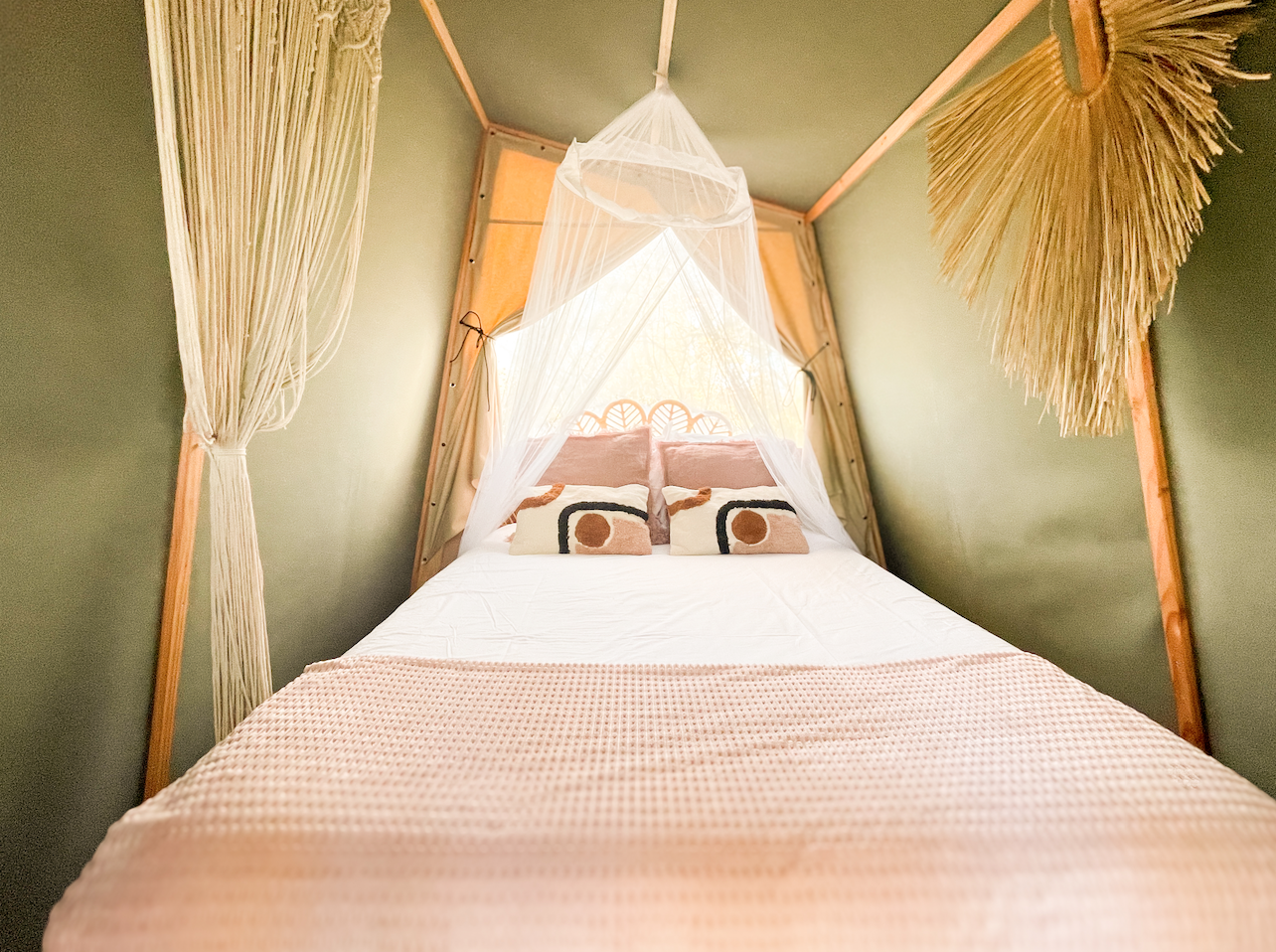 Cabane Tipi : une immersion en pleine nature à Gravon — vue intérieure