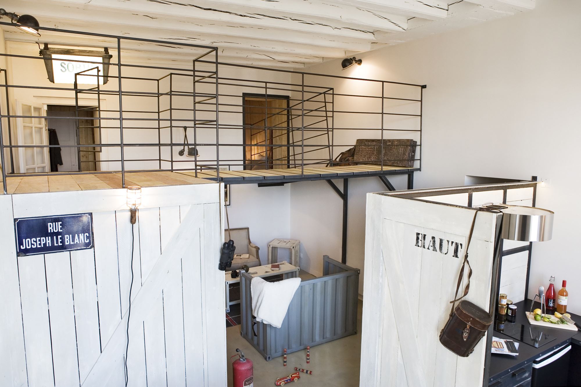 Le Voyage Extraordinaire : une chambre à thème immersive à Nantes — vue intérieure