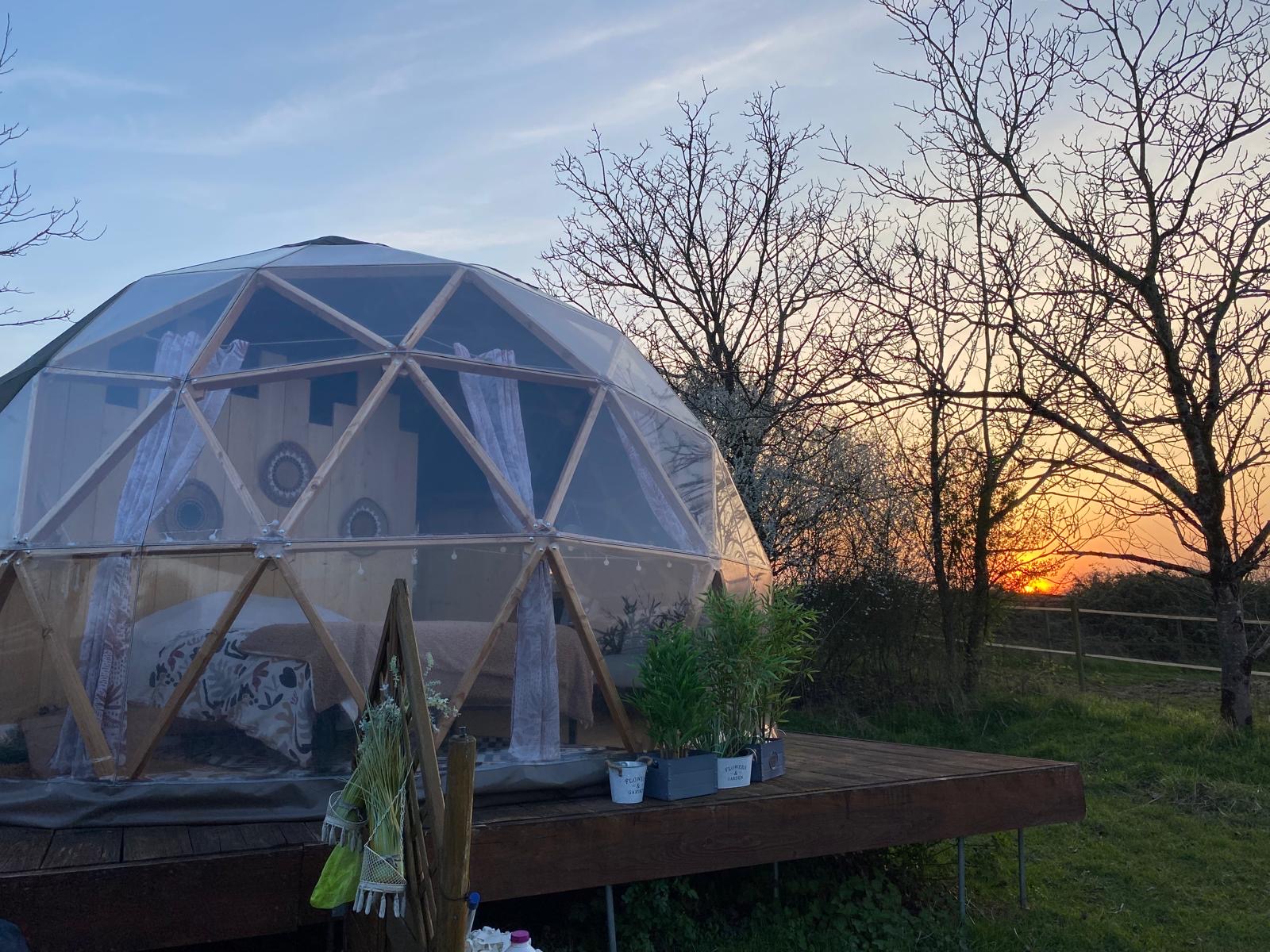Un dôme enchanteur avec spa au cœur de la Dordogne à Lanouaille — salle de bain