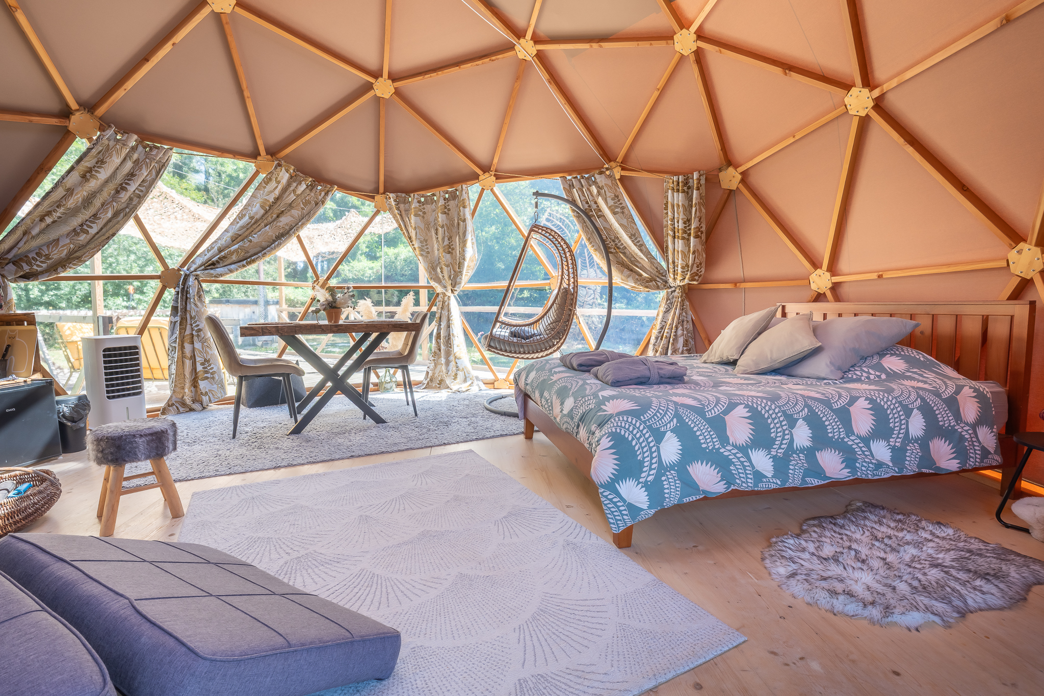 Le Grand Dôme — Nuit cocooning avec bain nordique à Ain à Druillat — espace de vie