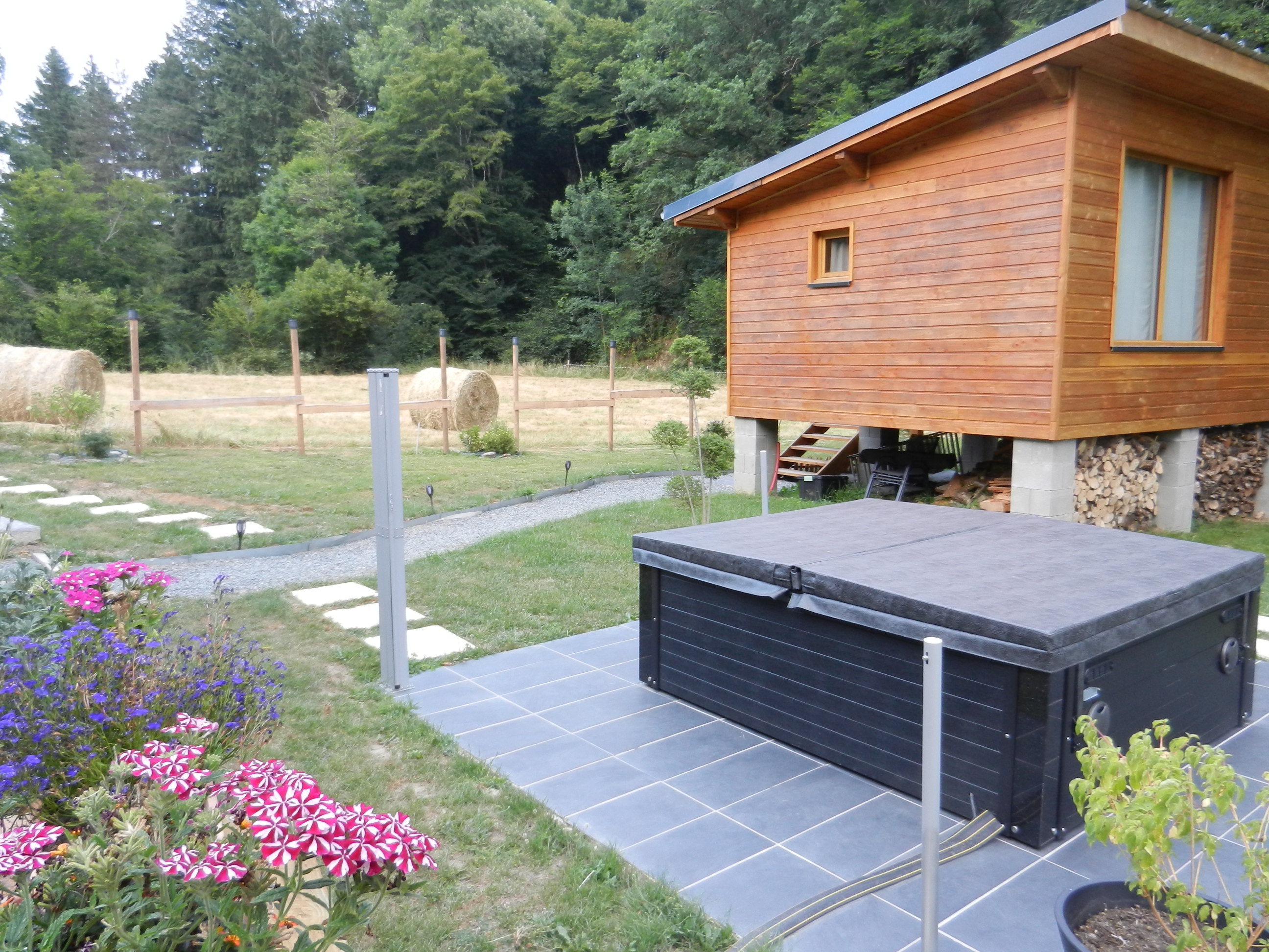 La cabane cocon du Gast — Cabane sur pilotis avec spa privatisable à Creuse à La Nouaille — cuisine