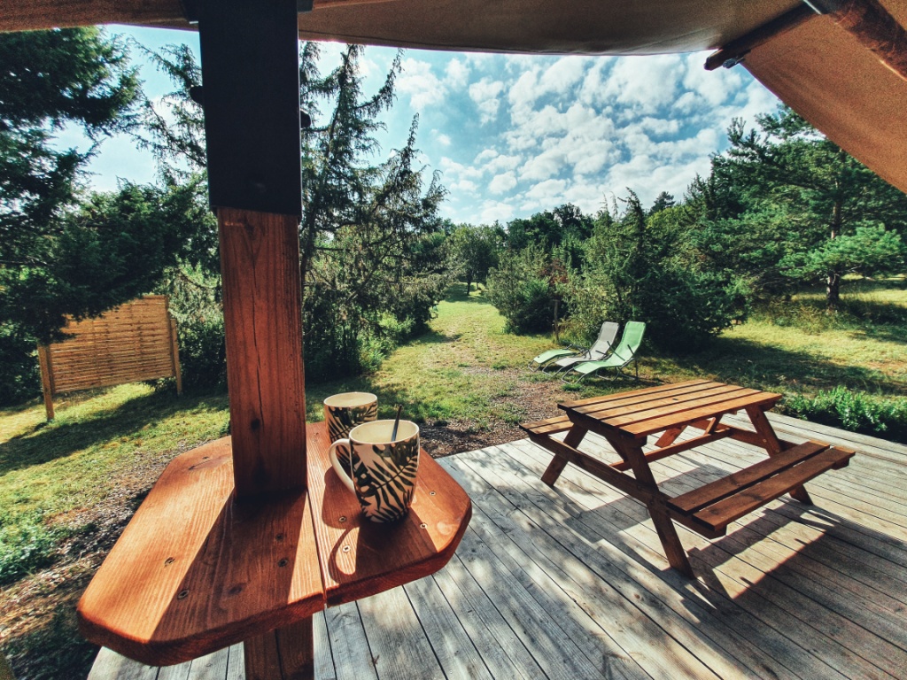 Tente Lodge Grenade : une expérience immersive en pleine nature à Dun — vue intérieure