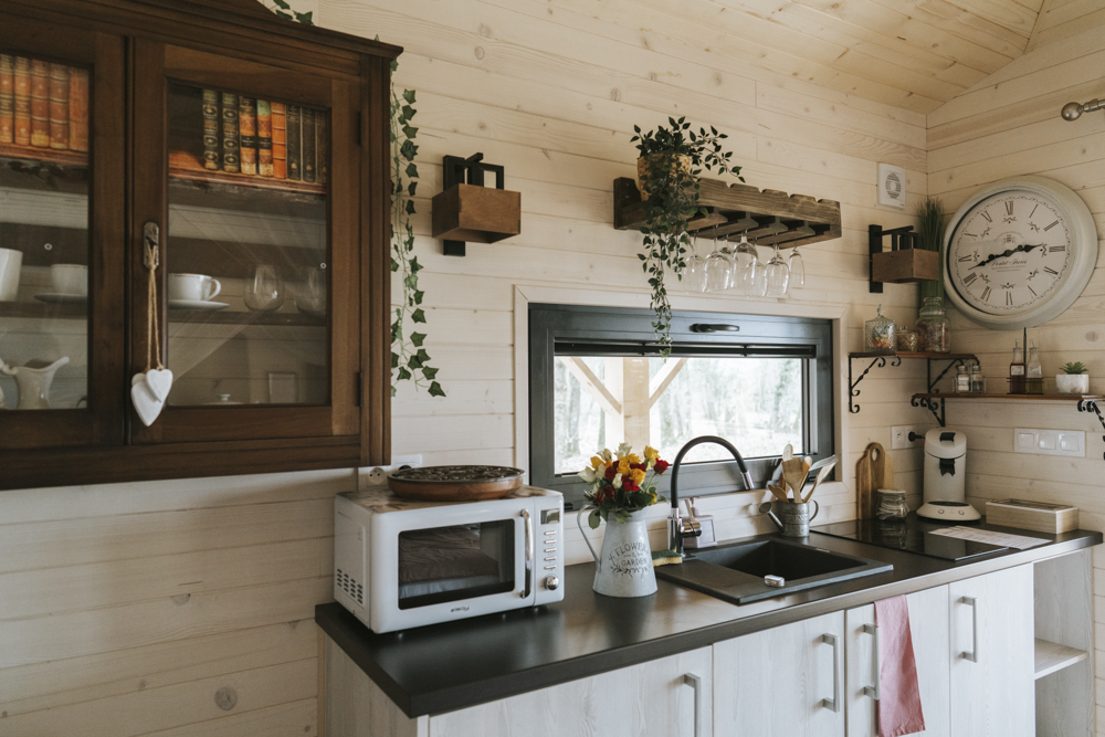 La Romance de George Sand : une cabane sur pilotis au cœur de la nature à Malicornay — détail architectural