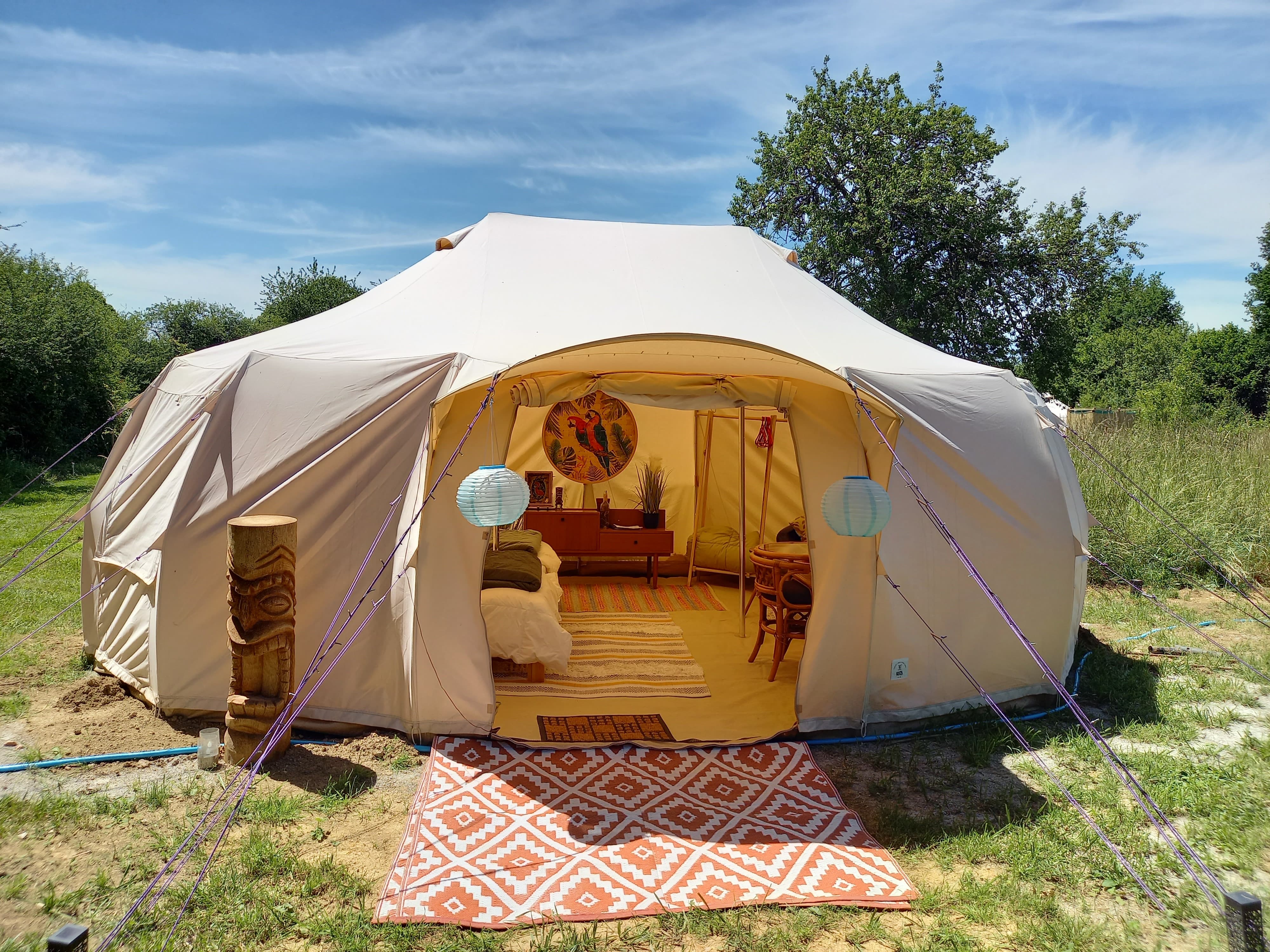 Tente Tiki — Séjour romantique avec spa à Allier