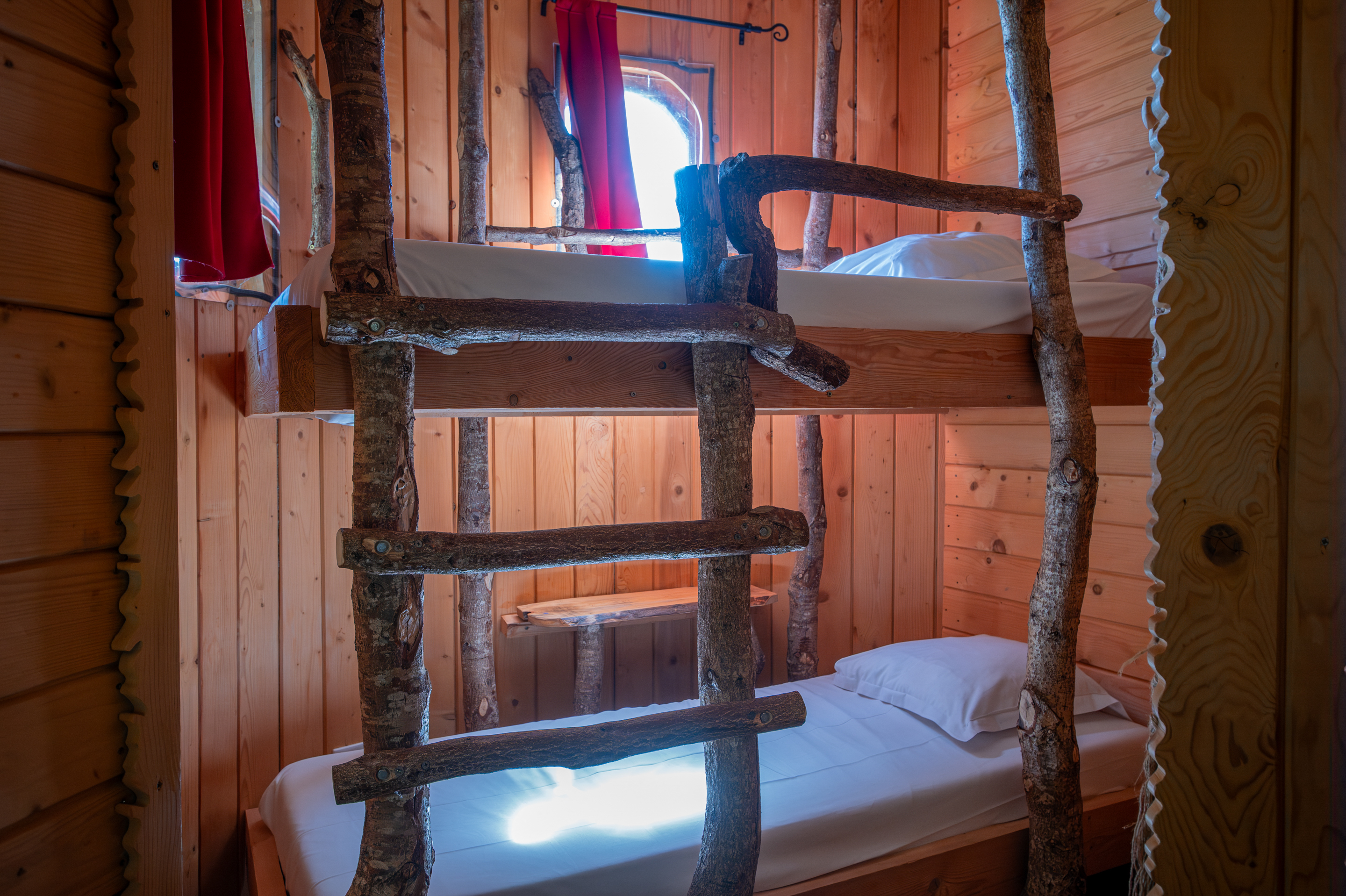 Maison dans les Branches — Cabane perchée avec spa à Dienné à Dienné — chambre