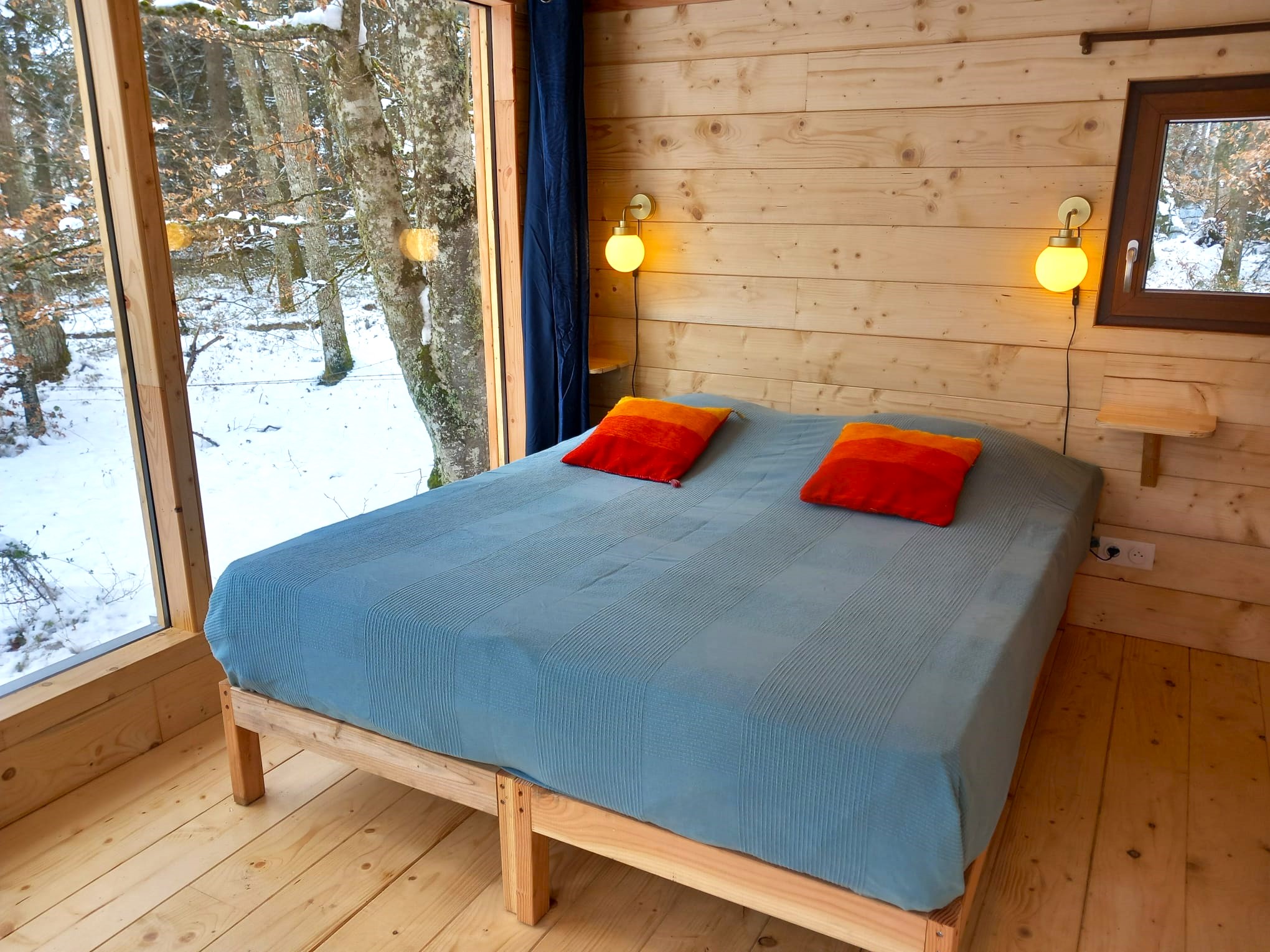 Cabane de la Forêt au bord d'un lac : une échappée enchantée à Condat-En-Combraille — environnement naturel